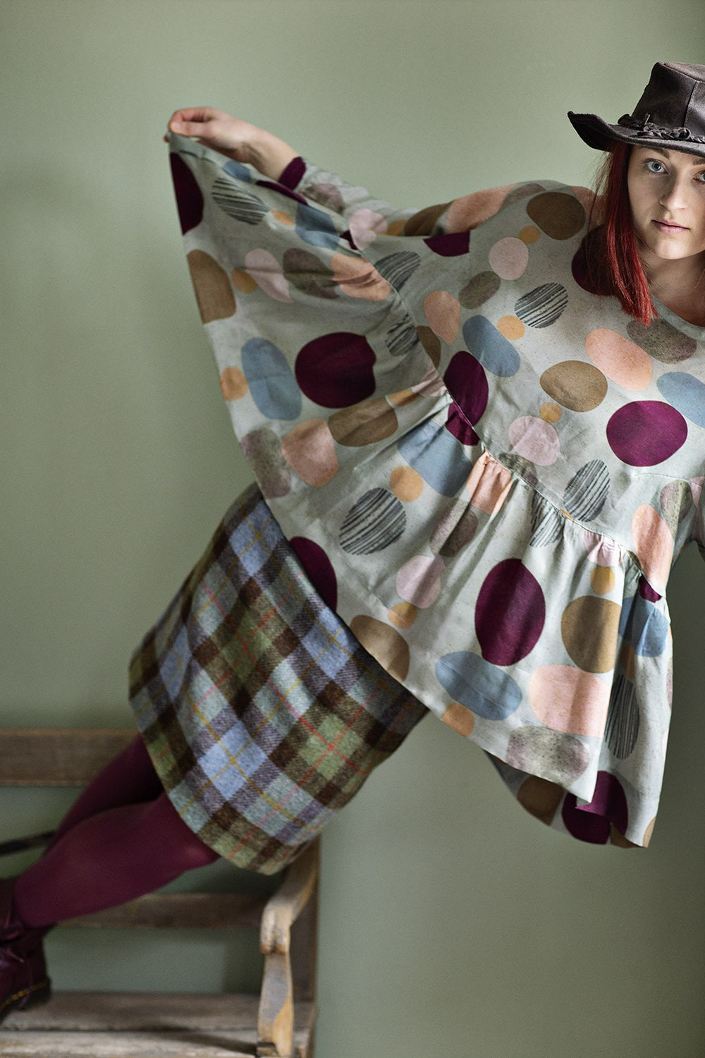 Mc825A-bluse-med-cirkler-mc822c-harris-tweed-nederdel-mcverdi-1