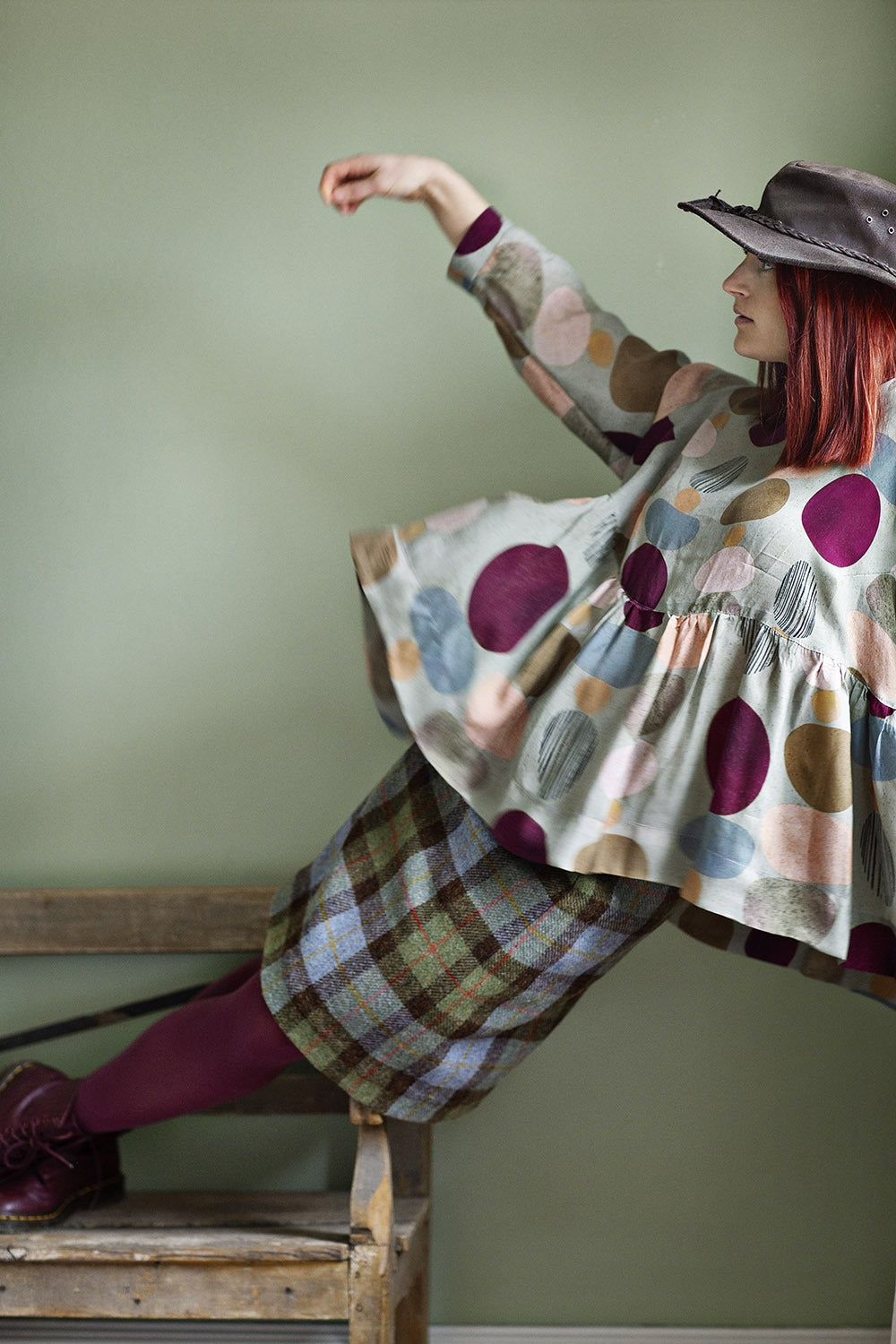 Mc825A-bluse-med-cirkler-mc822c-harris-tweed-nederdel-mcverdi-2