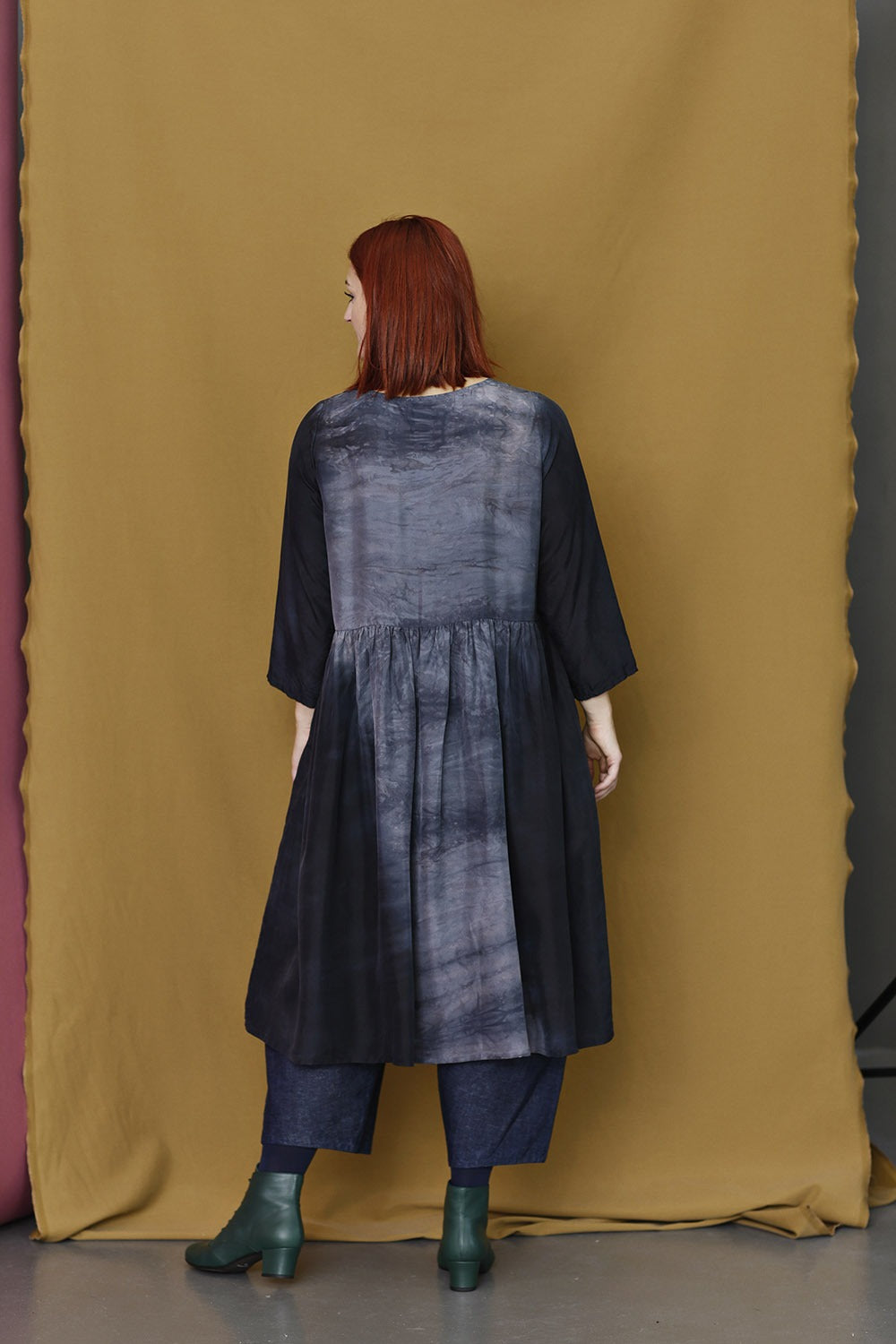 Zuseen-2120315-0303-versteck-grey-silk-dress-privatsachen-8