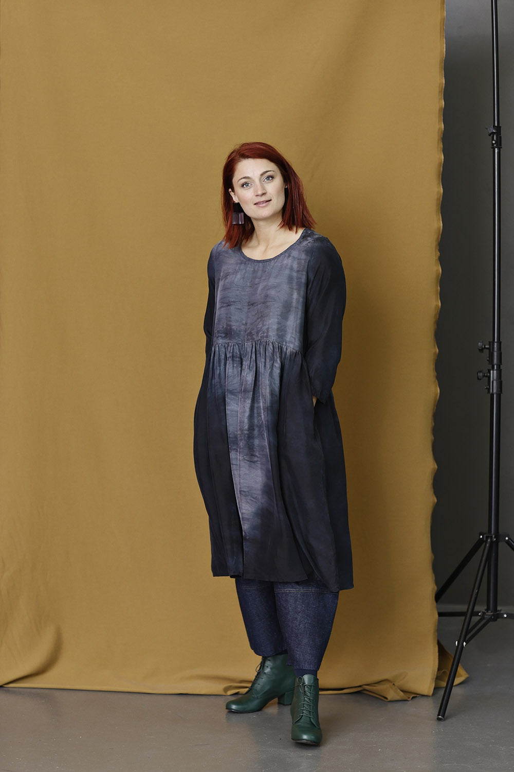 Zuseen-2120315-0303-versteck-grey-silk-dress-privatsachen-2