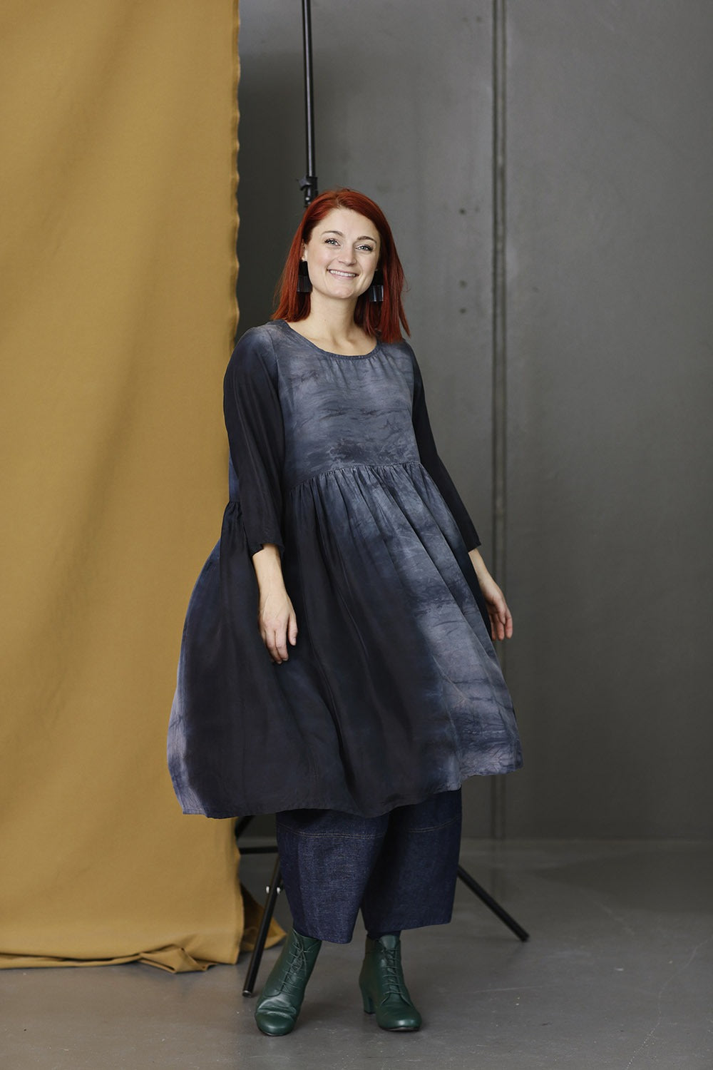 Zuseen-2120315-0303-versteck-grey-silk-dress-privatsachen-3