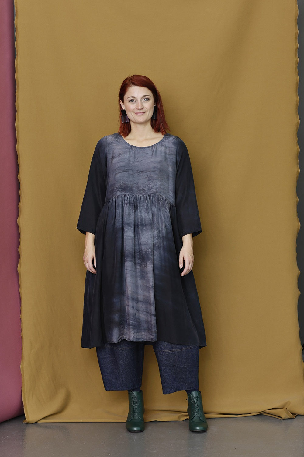 Zuseen-2120315-0303-versteck-grey-silk-dress-privatsachen-1