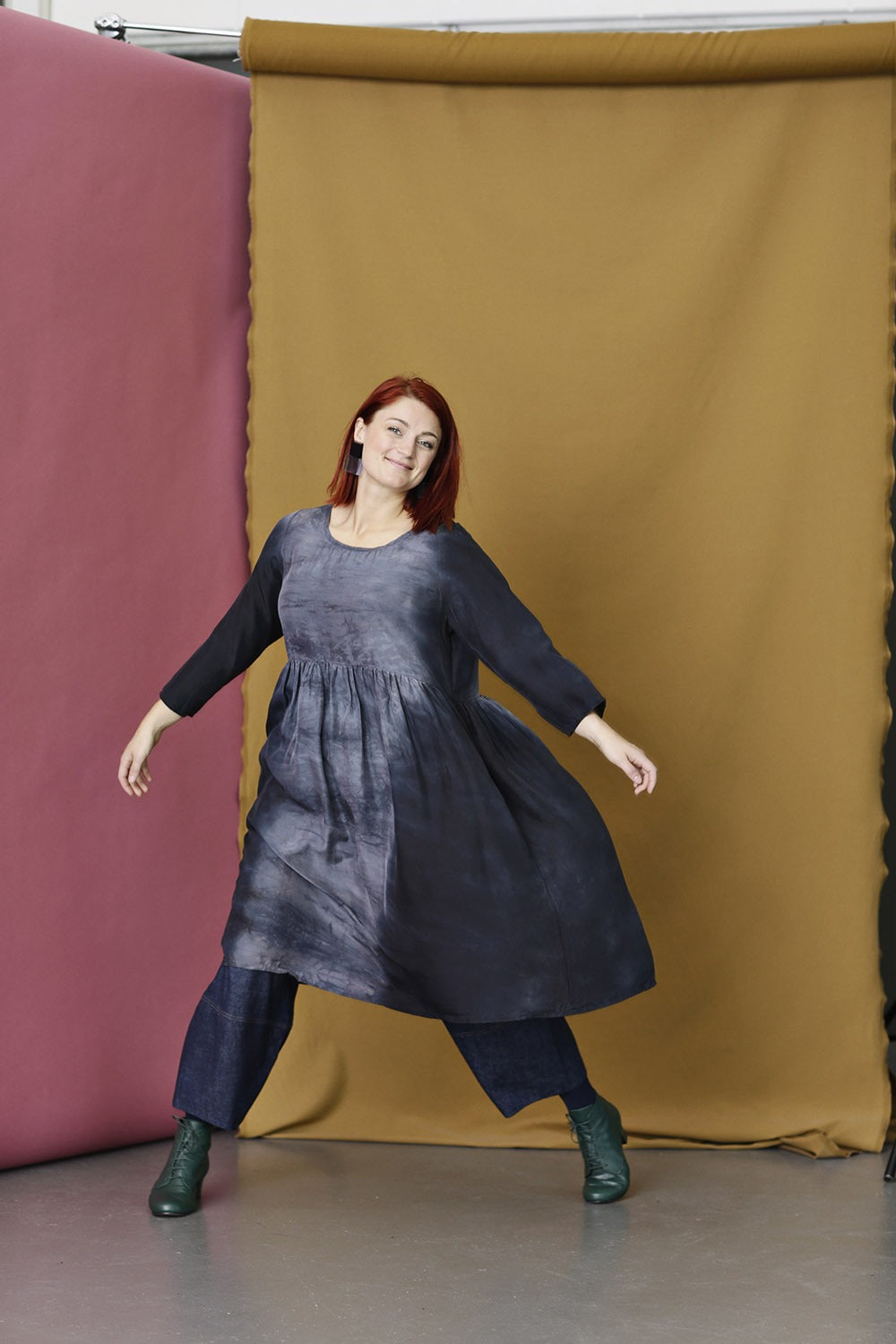 Zuseen-2120315-0303-versteck-grey-silk-dress-privatsachen-4