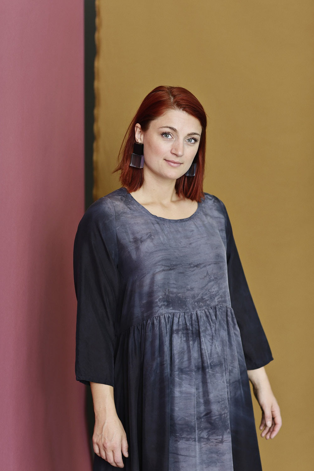 Zuseen-2120315-0303-versteck-grey-silk-dress-privatsachen-6