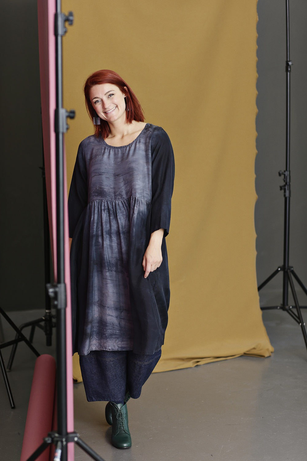 Zuseen-2120315-0303-versteck-grey-silk-dress-privatsachen-7