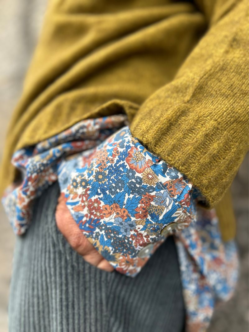 Mustard färgad, oversize, mjuk stickad tröja från Mansted