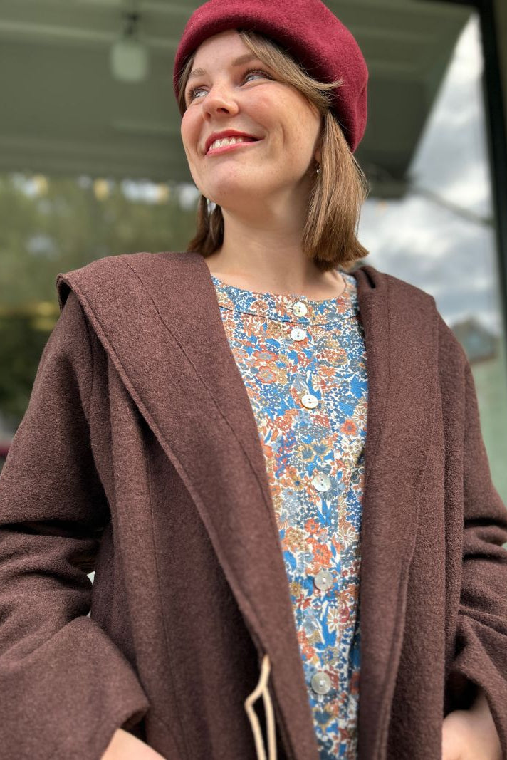 Mörkbrun tröja med huva i kokt ull