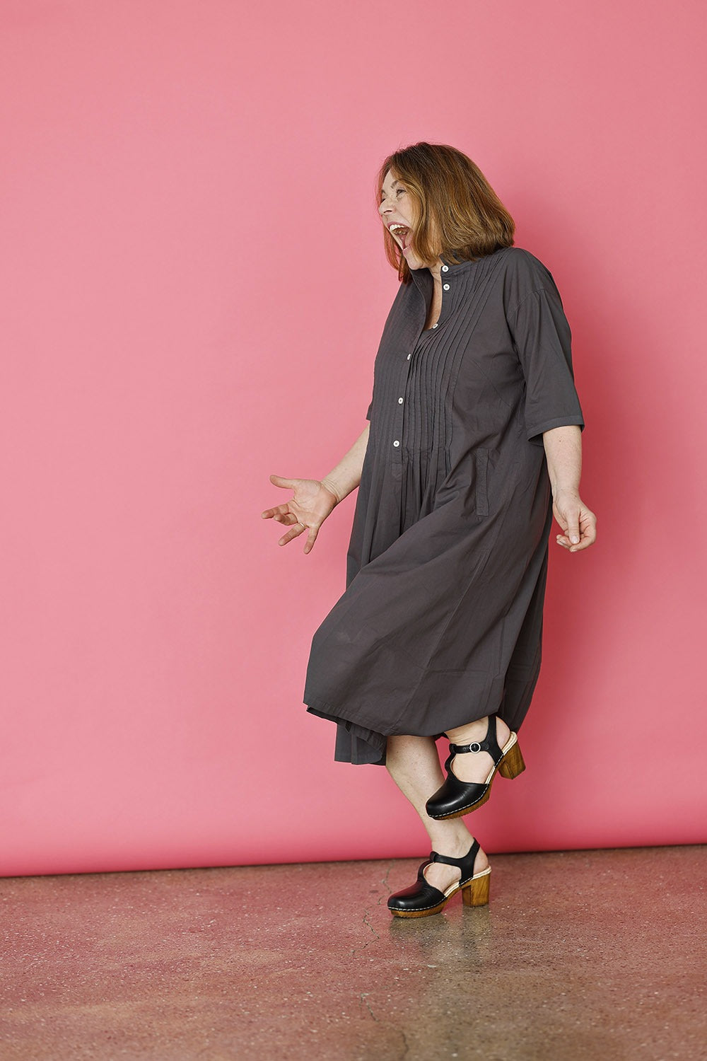 YM-1061635-0305-skjortekjole-shirtdress-mørkegrå-darkgrey-summerdress-ss25.jpg-7