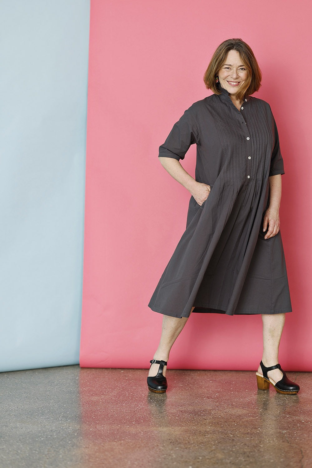 YM-1061635-0305-skjortekjole-shirtdress-mørkegrå-darkgrey-summerdress-ss25.jpg-4