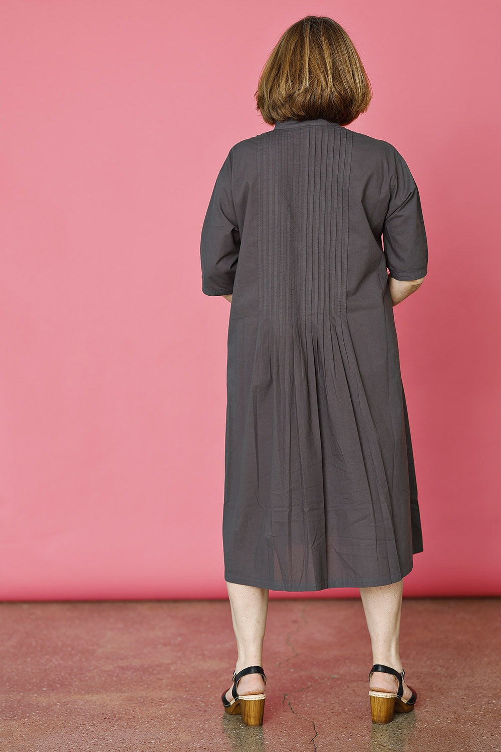 YM-1061635-0305-skjortekjole-shirtdress-mørkegrå-darkgrey-summerdress-ss25.jpg-3