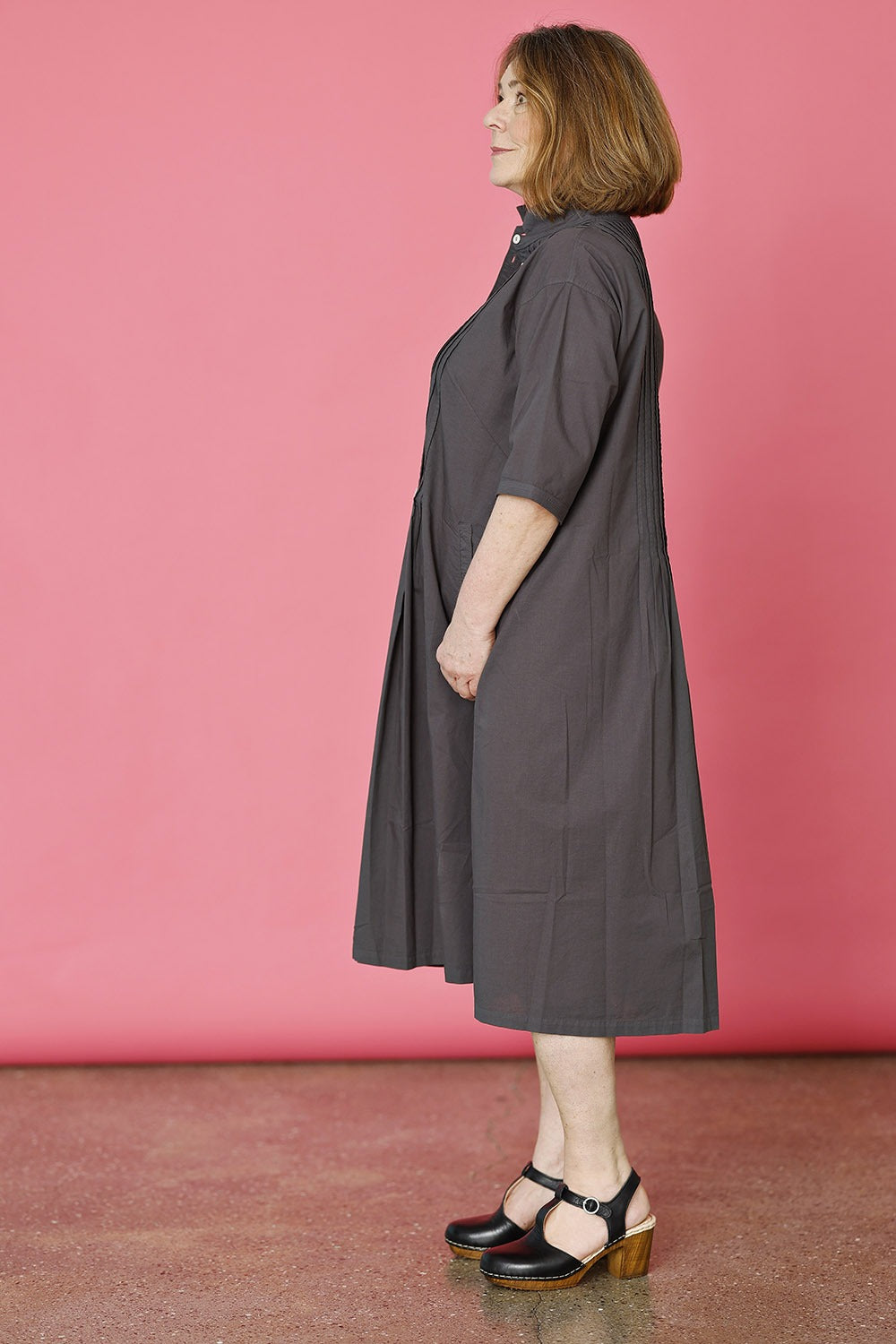 YM-1061635-0305-skjortekjole-shirtdress-mørkegrå-darkgrey-summerdress-ss25.jpg-2