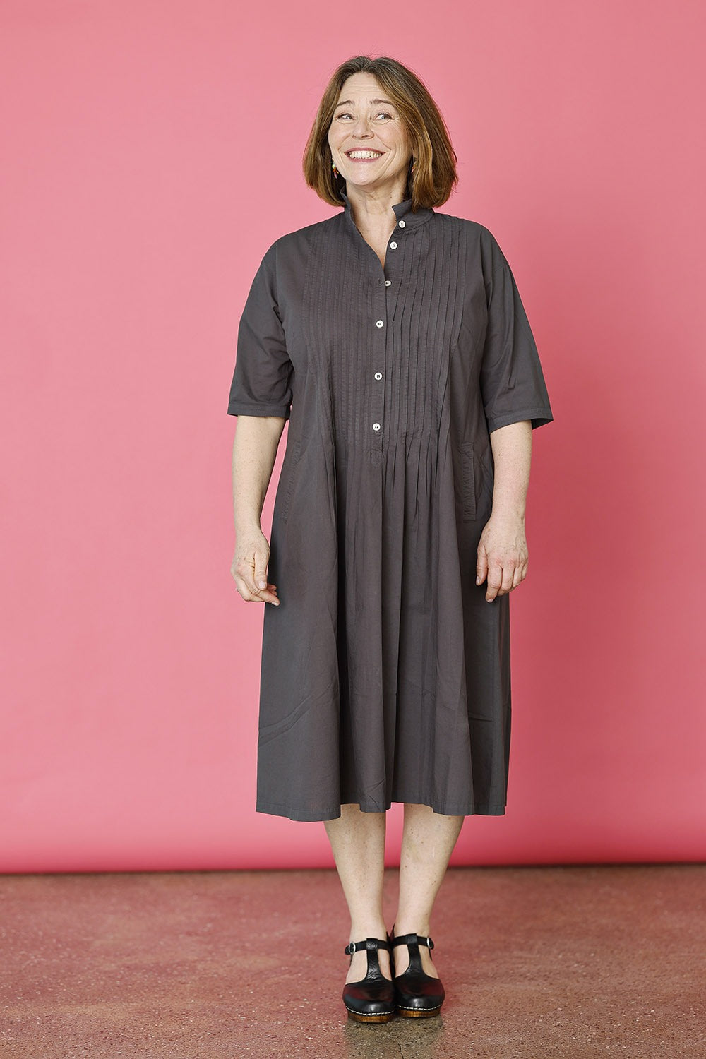YM-1061635-0305-skjortekjole-shirtdress-mørkegrå-darkgrey-summerdress-ss25