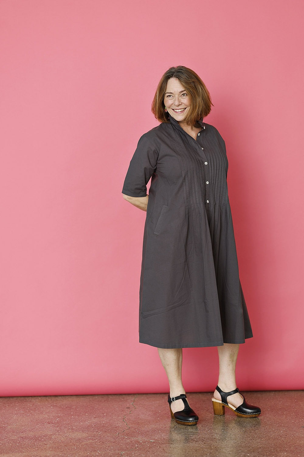 YM-1061635-0305-skjortekjole-shirtdress-mørkegrå-darkgrey-summerdress-ss25.jpg-6