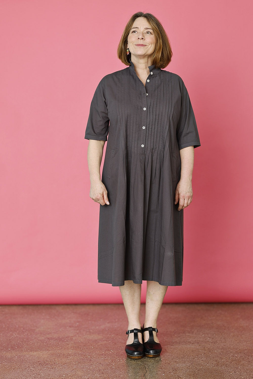 YM-1061635-0305-skjortekjole-shirtdress-mørkegrå-darkgrey-summerdress-ss25.jpg-1