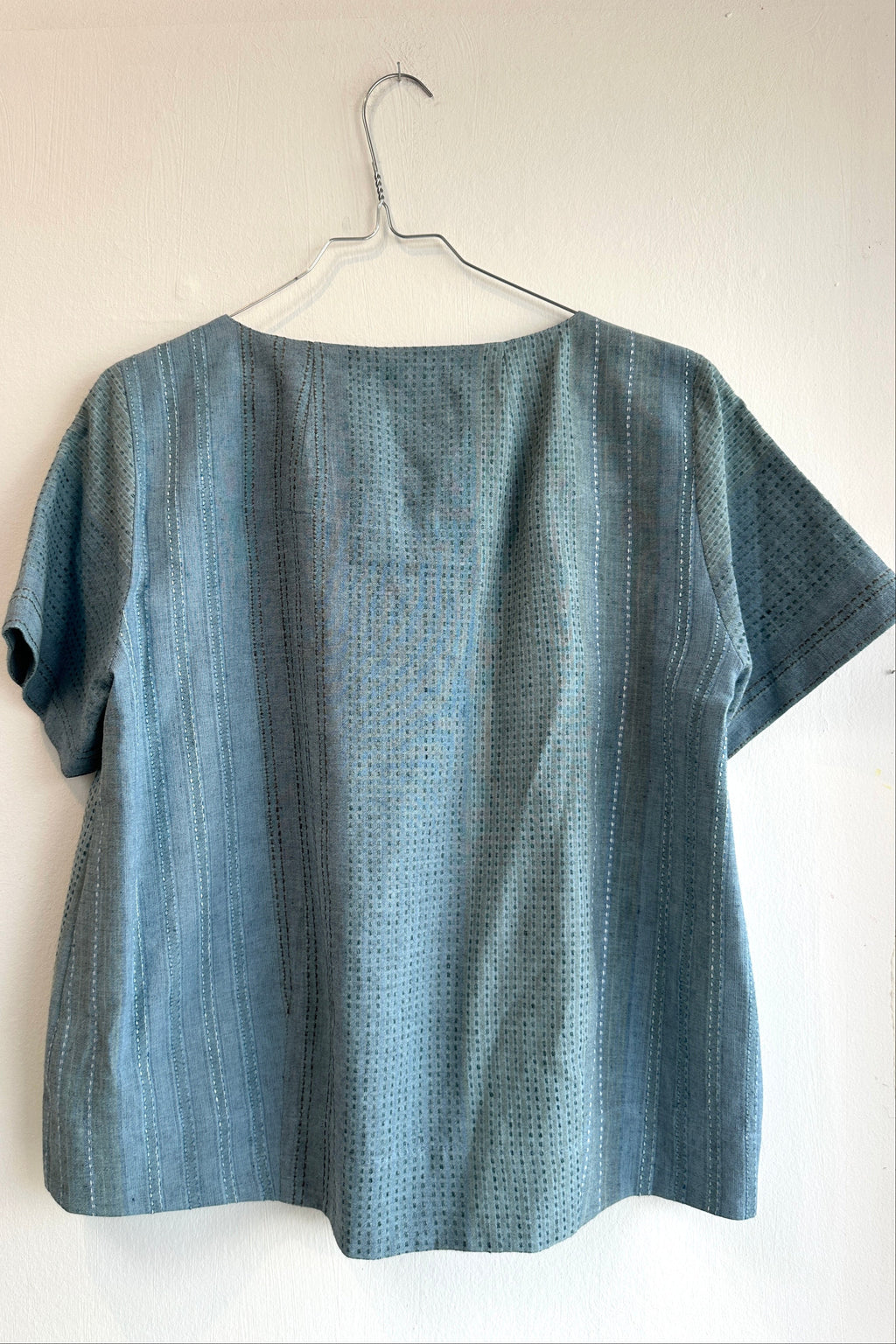 Fin seablue bluse i smukt vævet stof