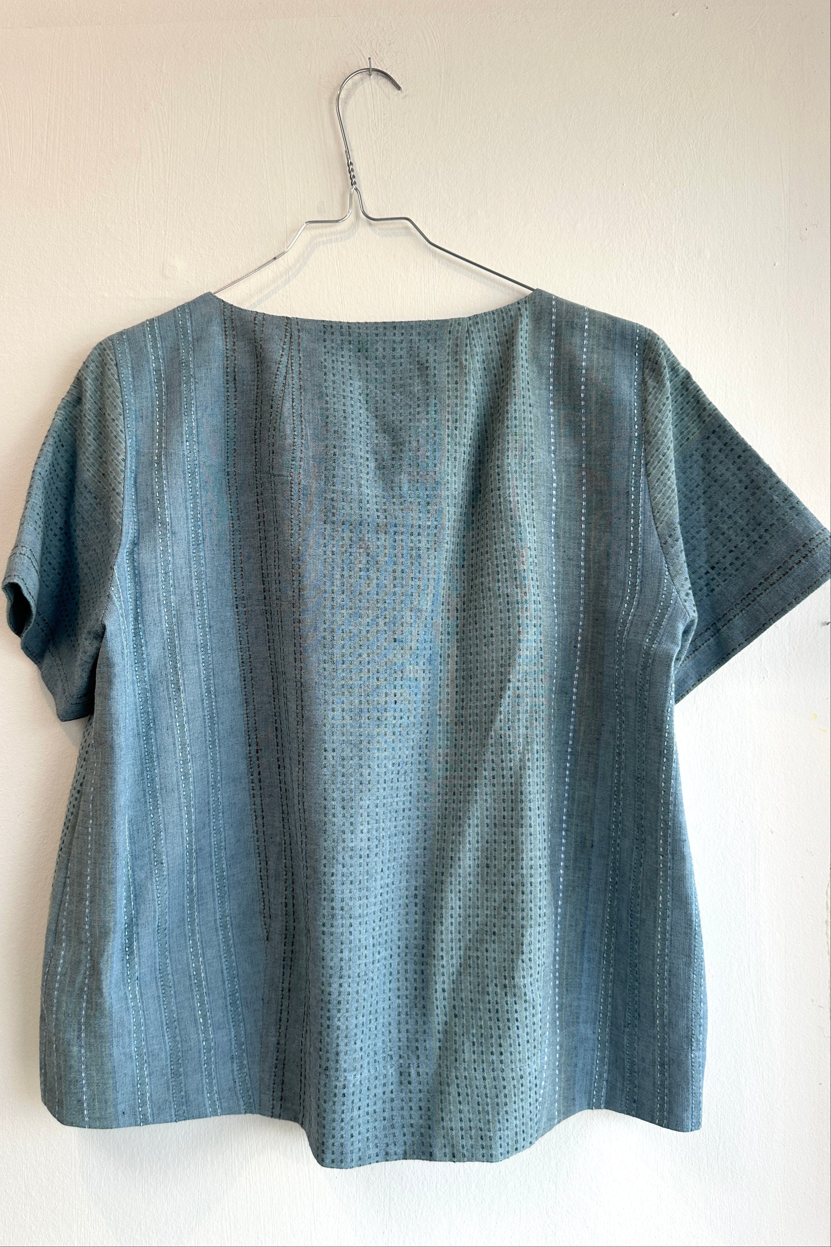 Fin seablue bluse i smukt vævet stof