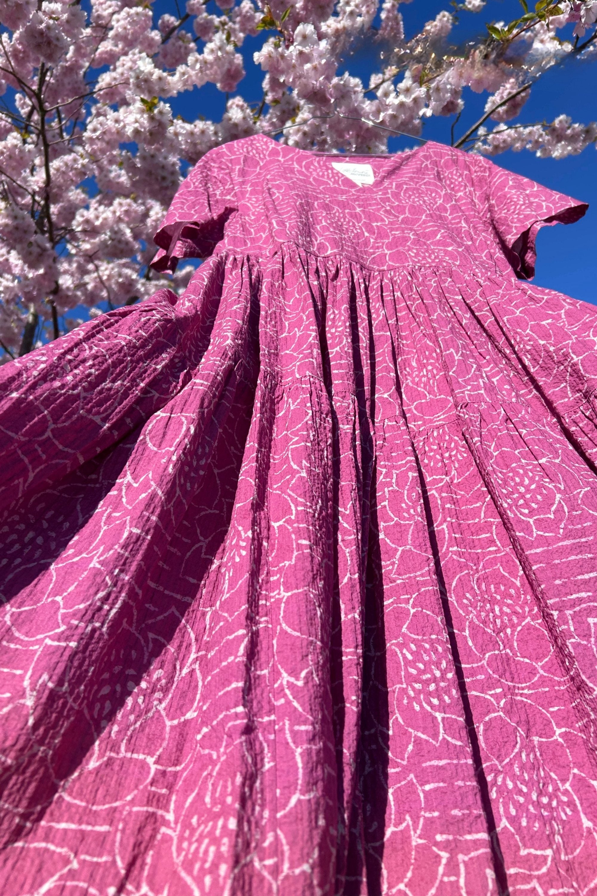 Hindbærrød feminin kjole med "lotus"-print