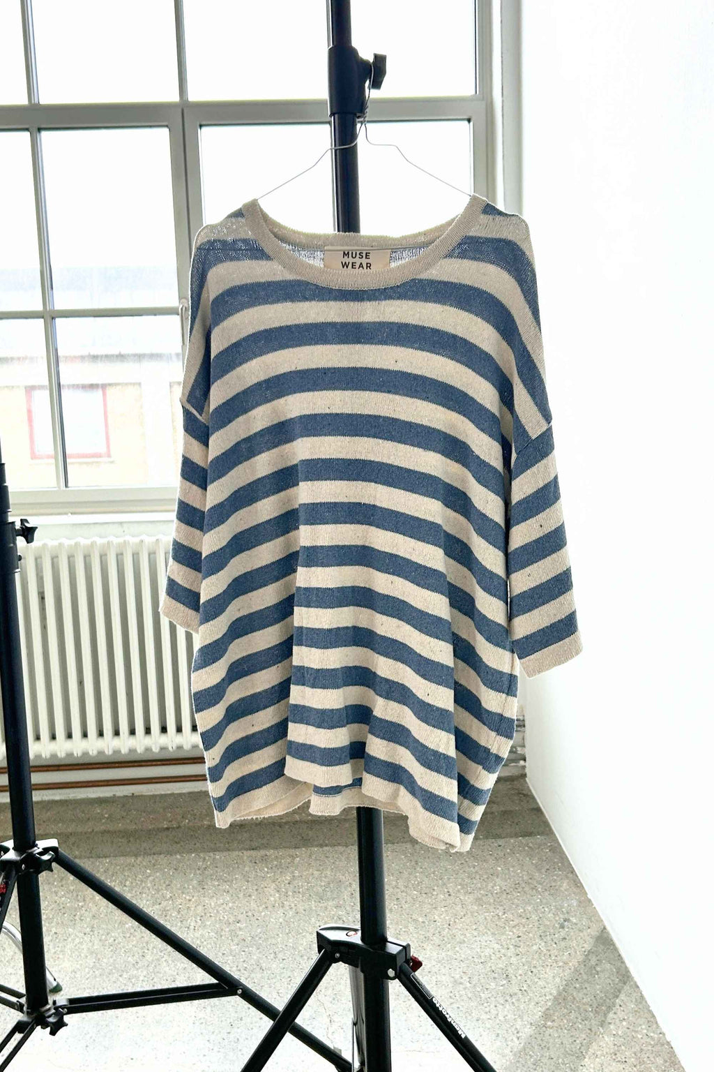 Kortærmet strik fra MUSE WEAR med brede offwhite og blå striber