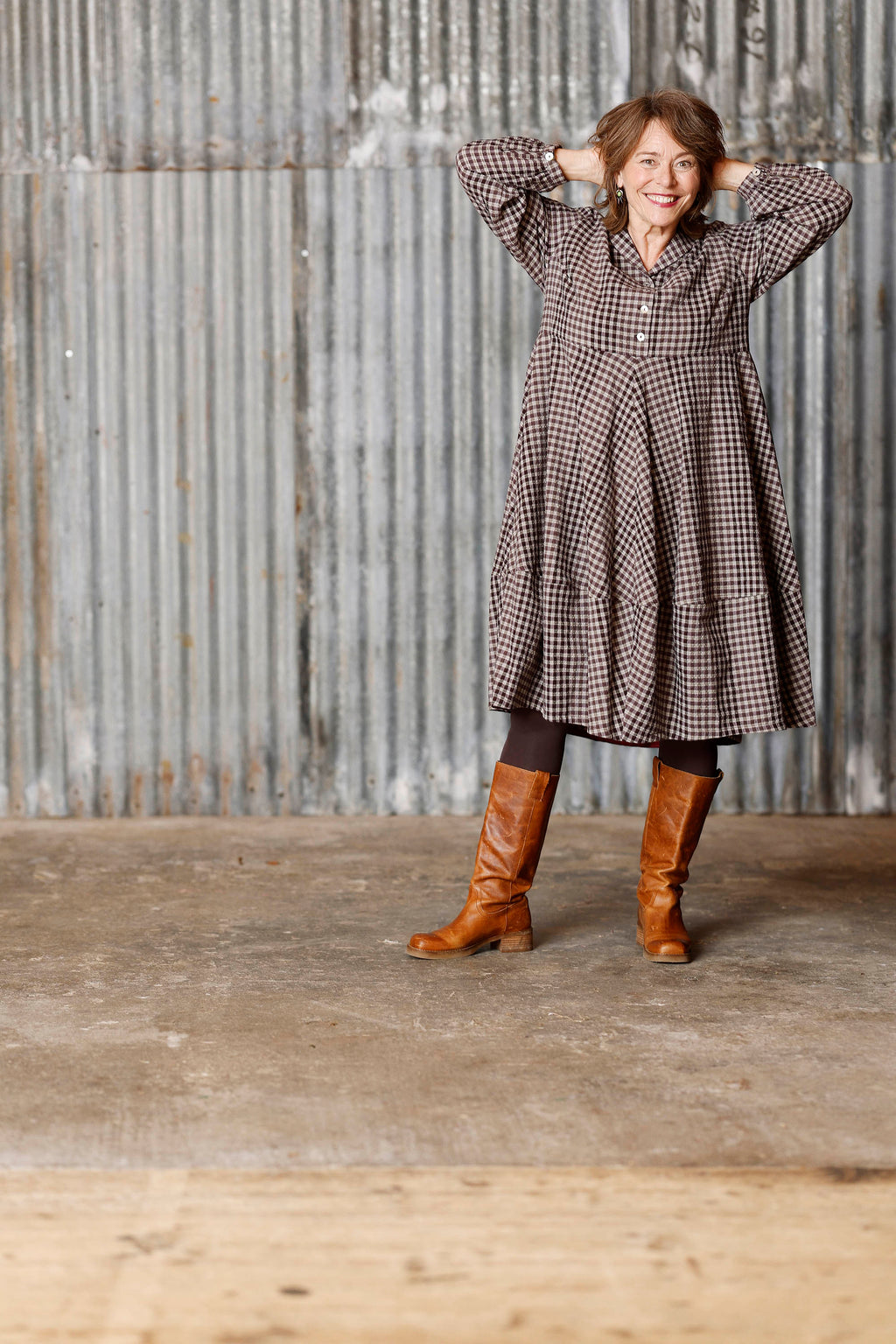 Checkered feminine dress in purple/grey