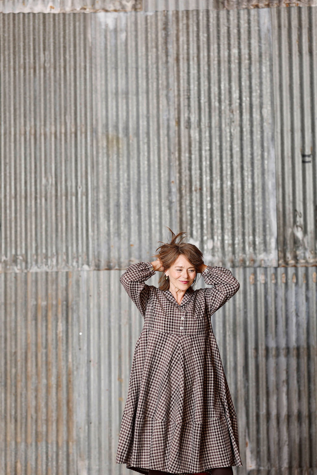 Checkered feminine dress in purple/grey