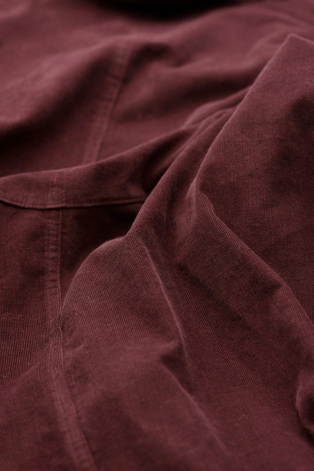 Mørkebrun kjole med rundskåret skørt