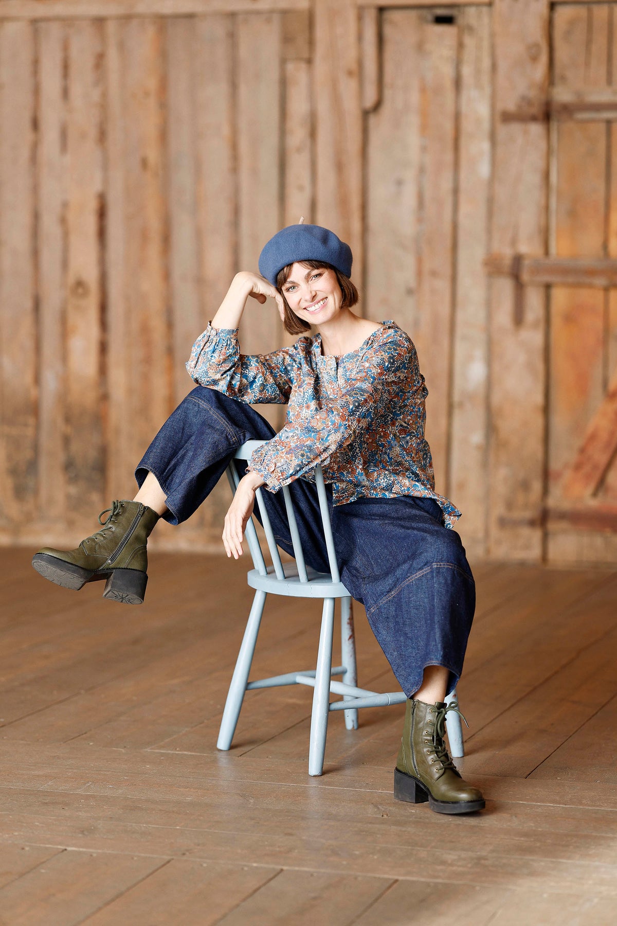 Bluse med fint ikonisk brun/blå liberty print