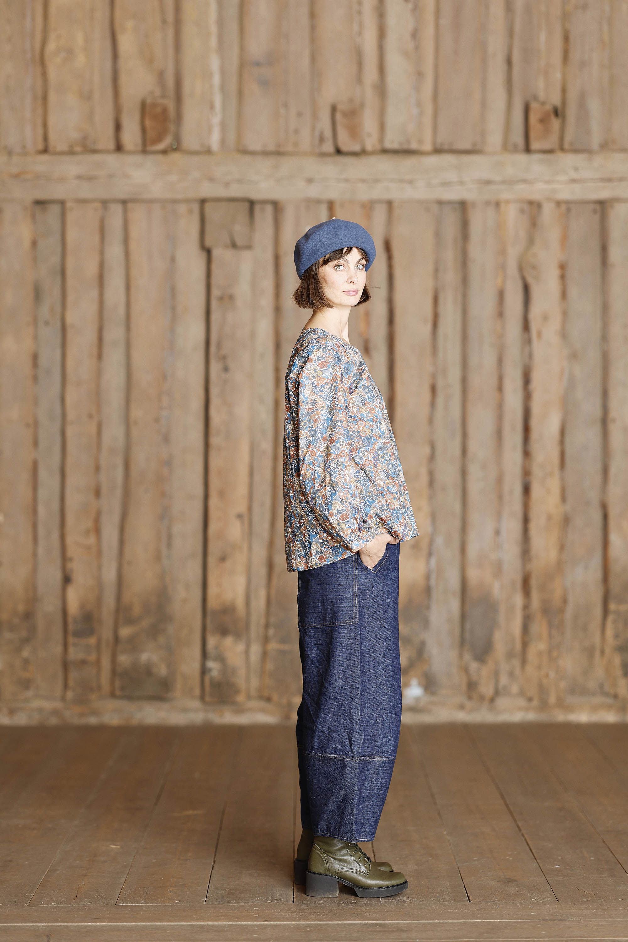Bluse med fint ikonisk brun/blå liberty print