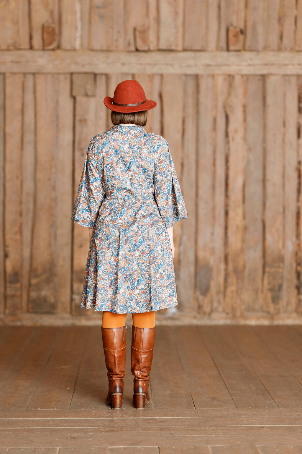 Slå om kjole fint ikonisk brun/blå liberty print