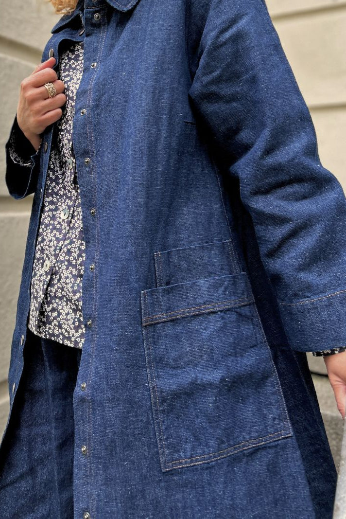 Lang jacka med veck i ryggen i denim