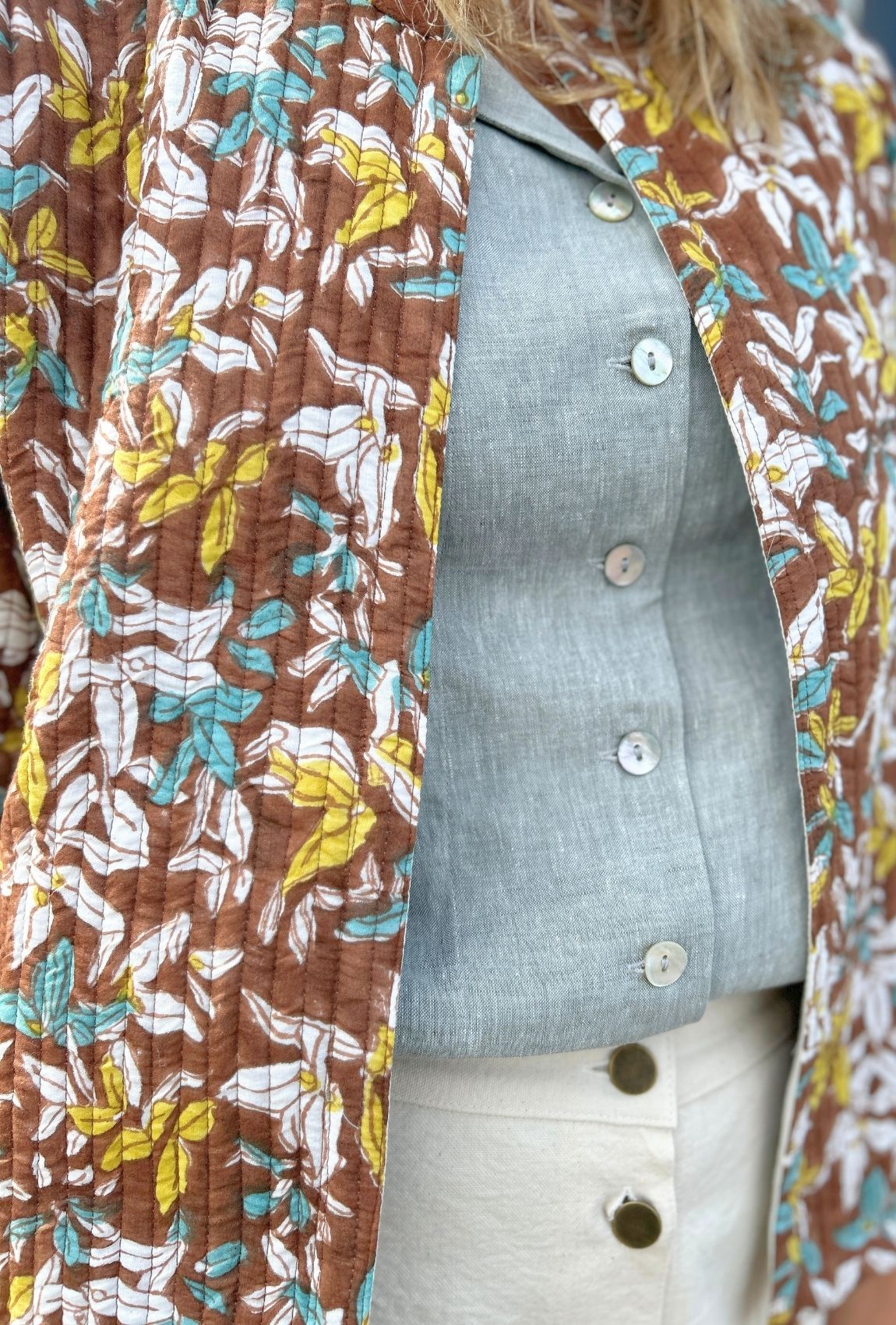 Quiltet brun blomstret sommerjakke