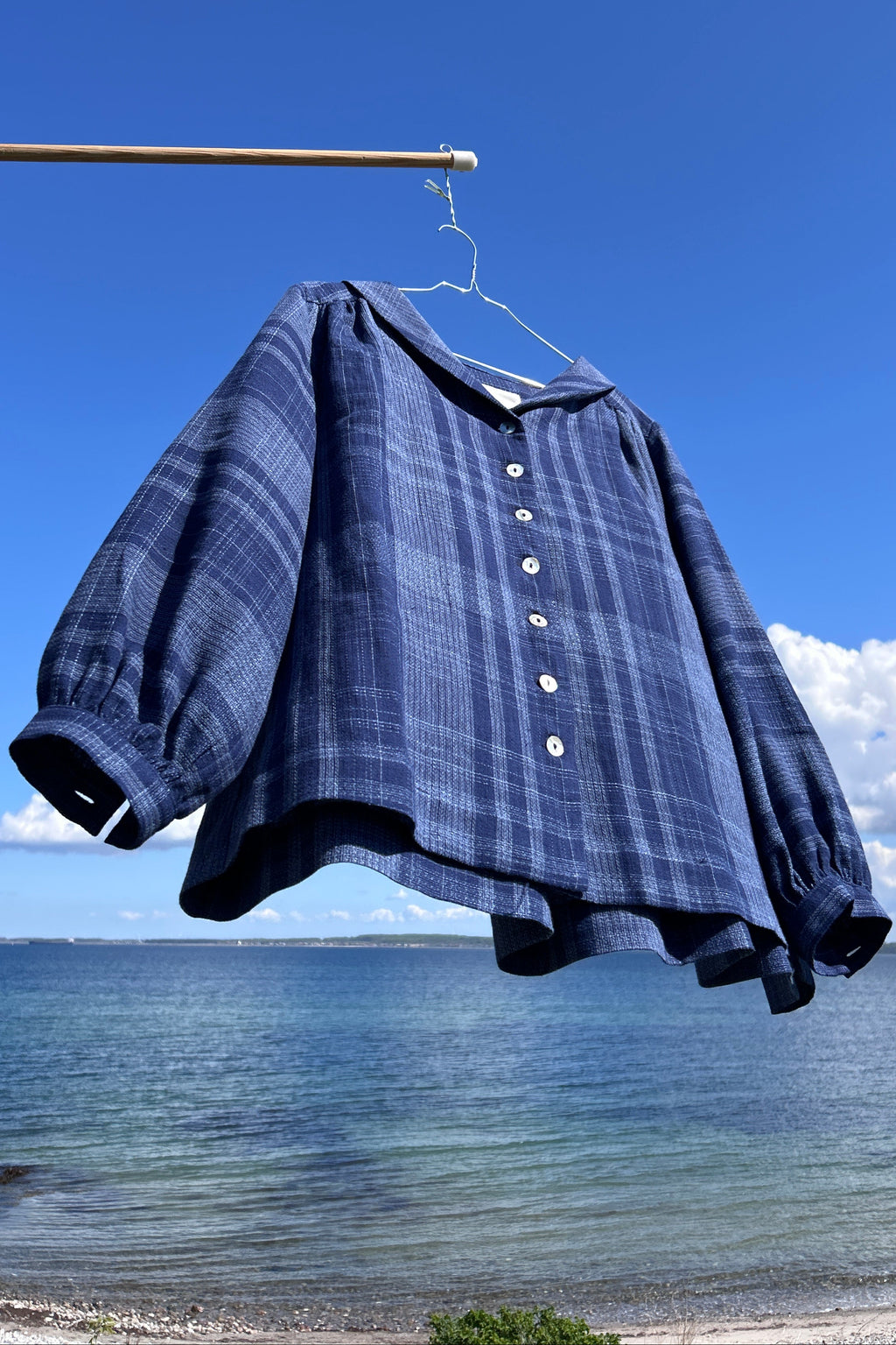 Indigo blå skjortebluse i smukt vævet stof