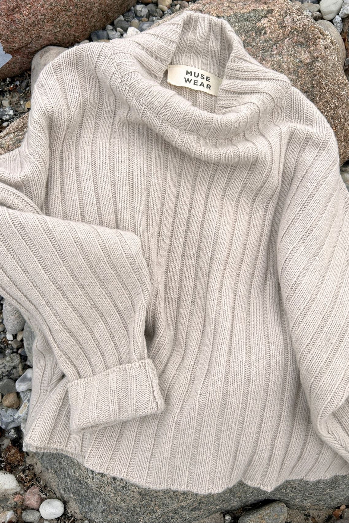 Cremefarvet sweater fra Muse Wear