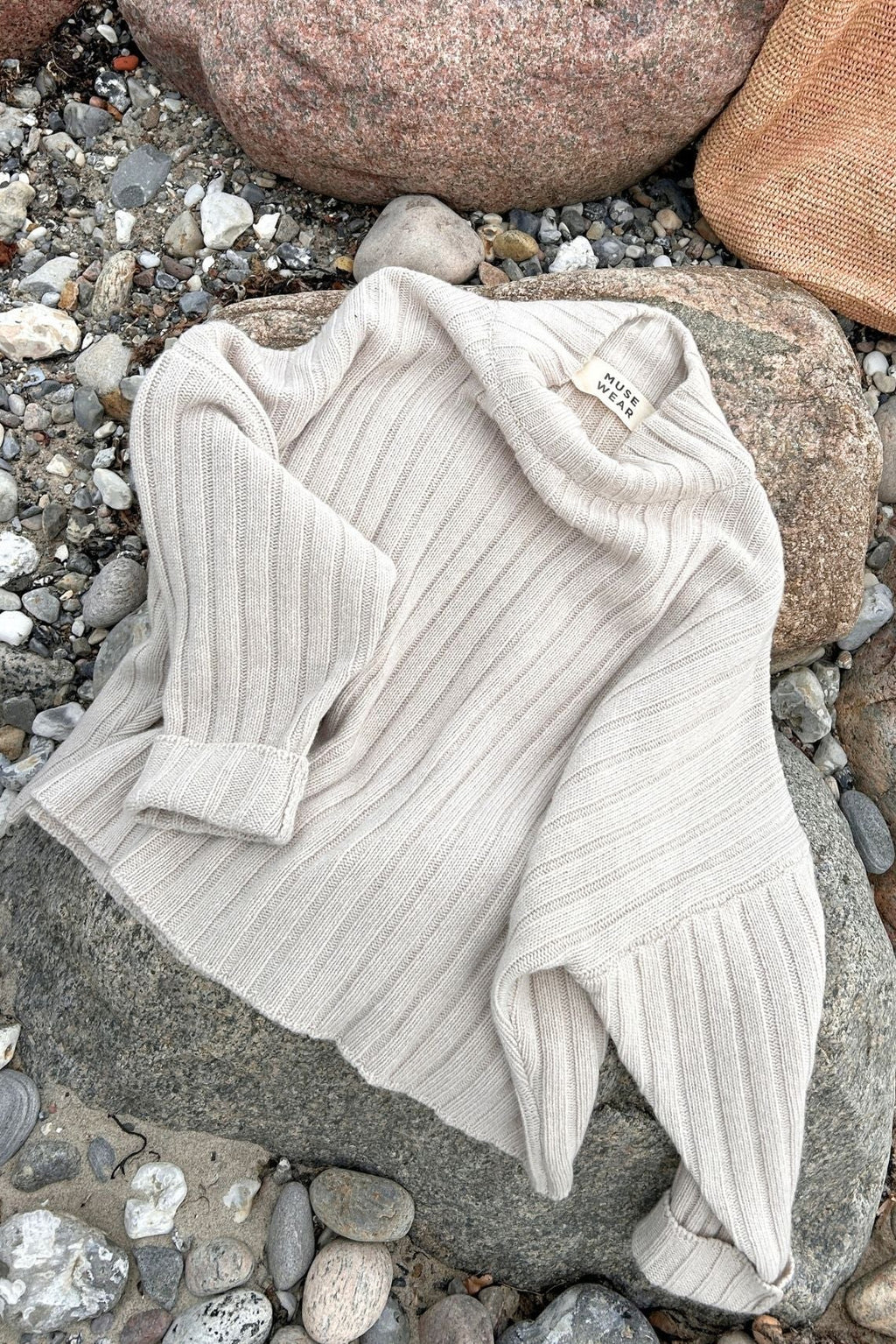Cremefarvet sweater fra Muse Wear
