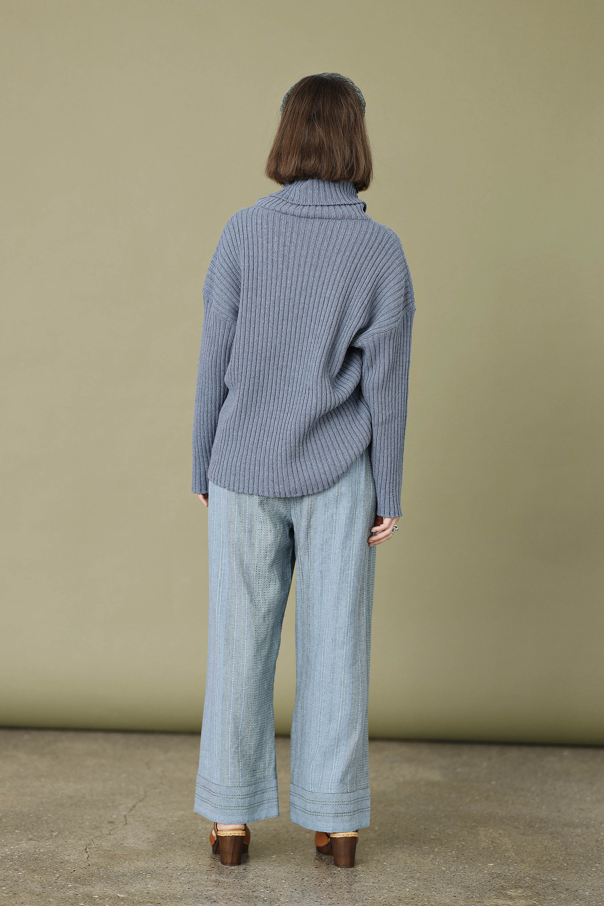 Chunky strik fra MUSE WEAR med bred rib i blå