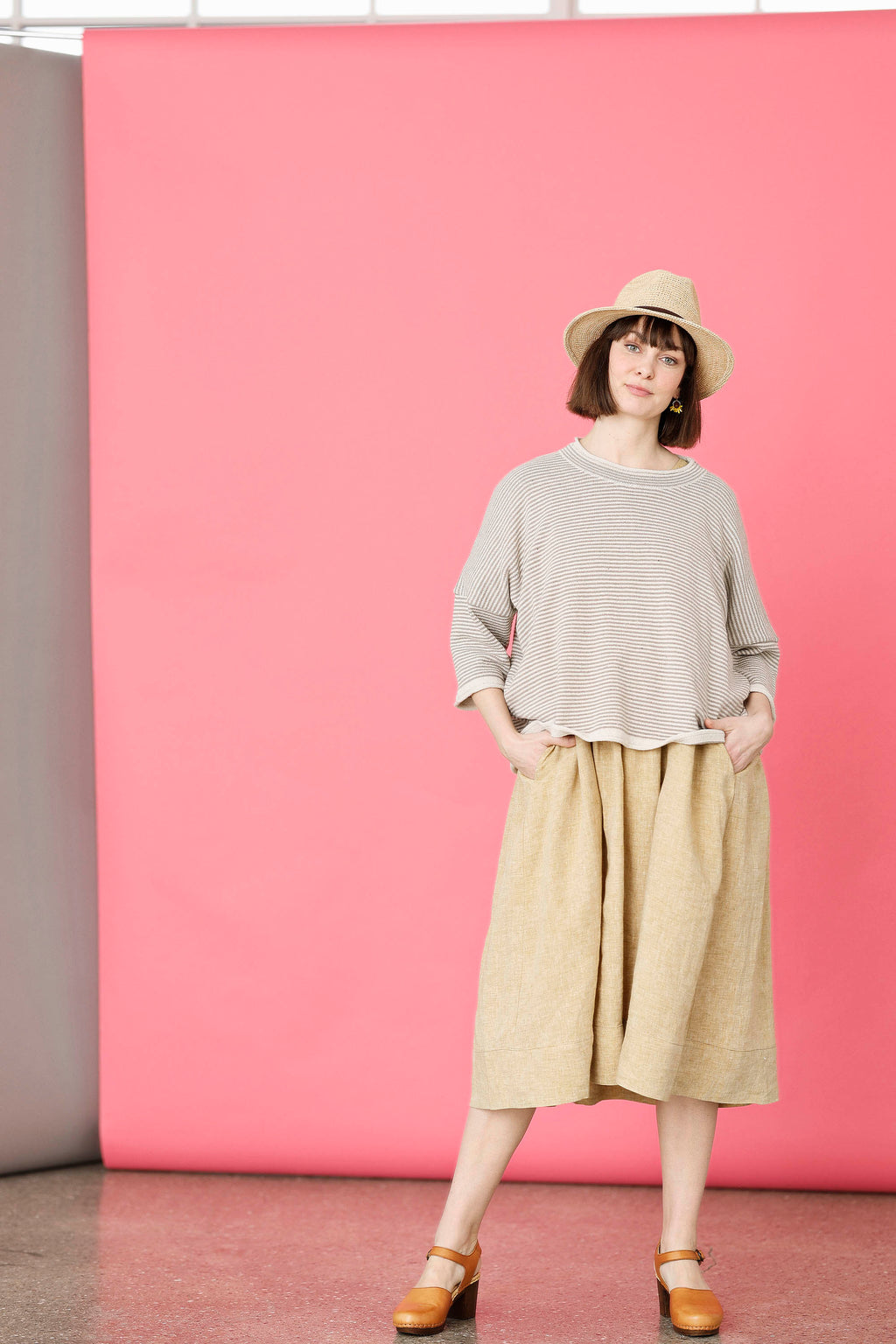 Kortærmet strik fra MUSE WEAR med smalle offwhite og beige striber