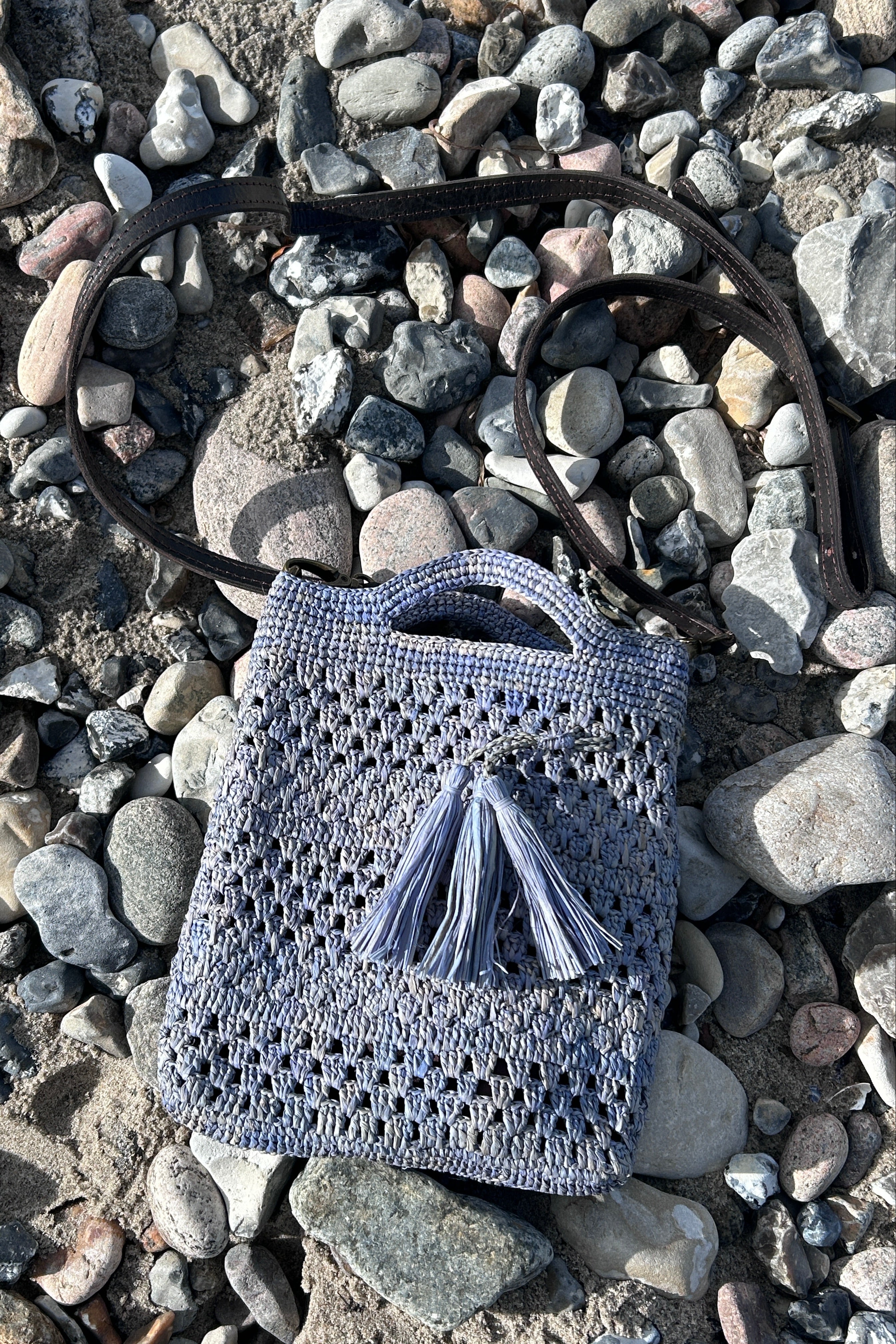 Small, neat crossover bag in grey-blue