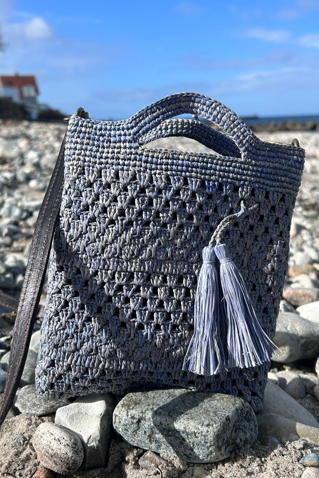 Small, neat crossover bag in grey-blue