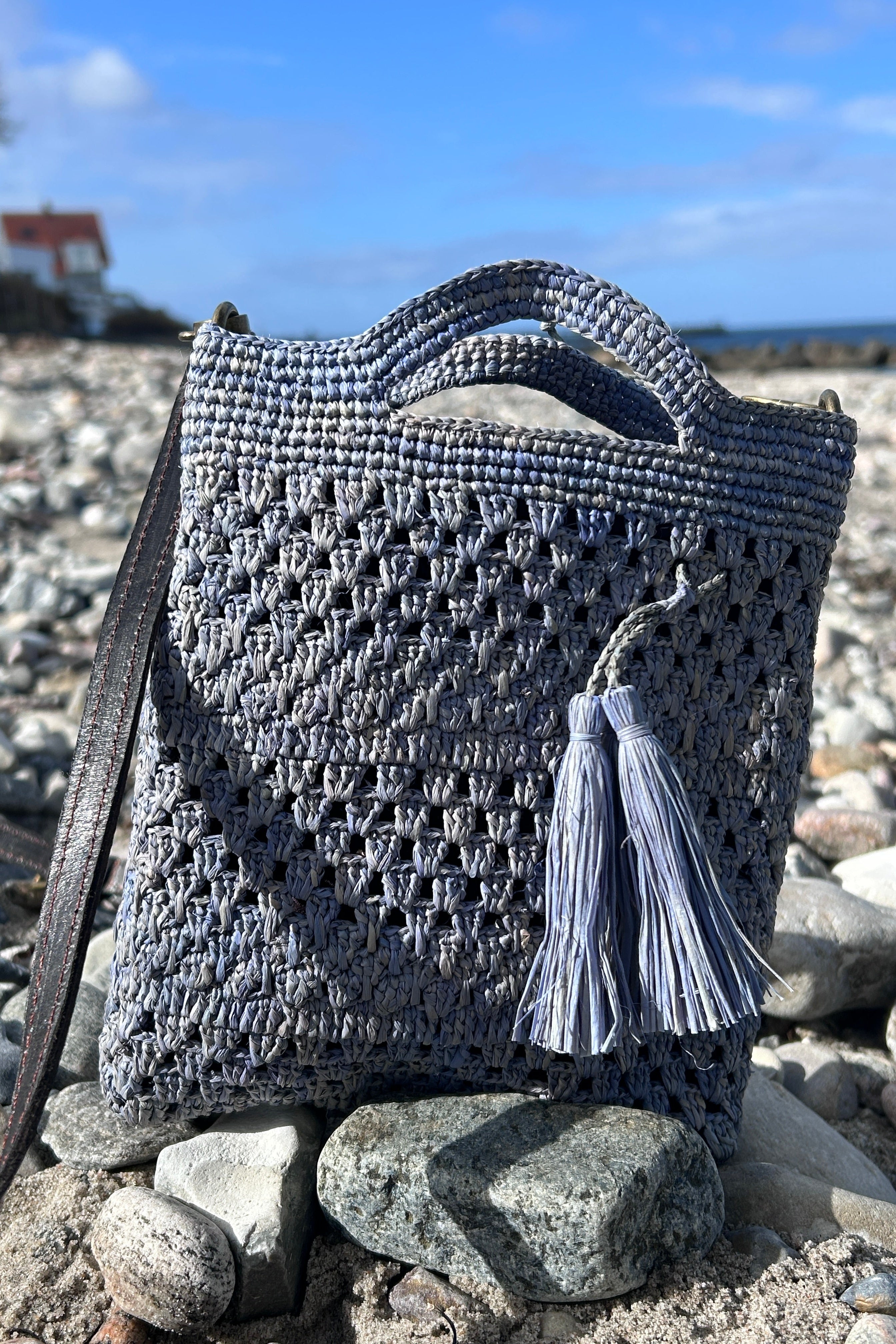 Small, neat crossover bag in grey-blue