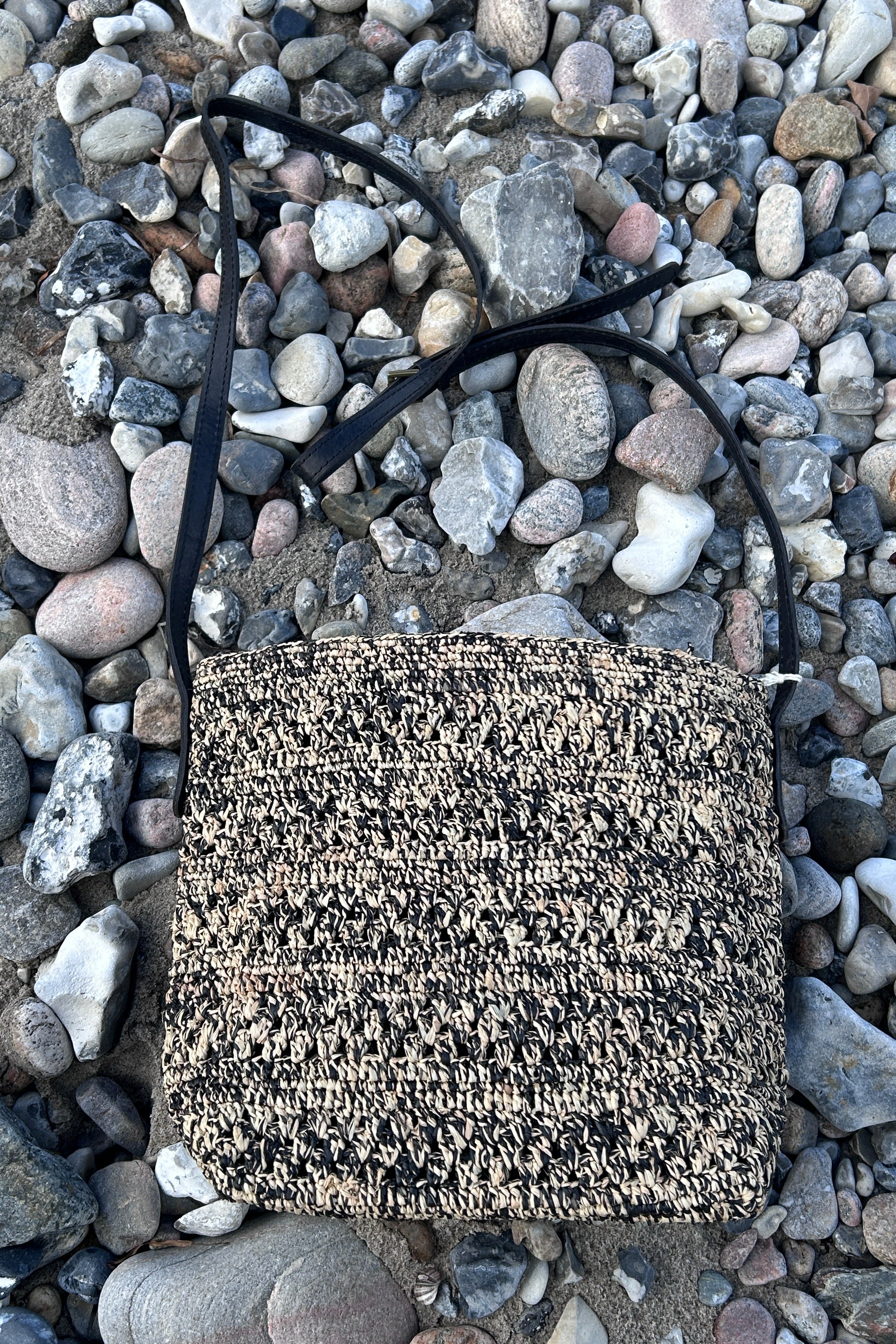 Black and natural-colored crossover bag with pattern