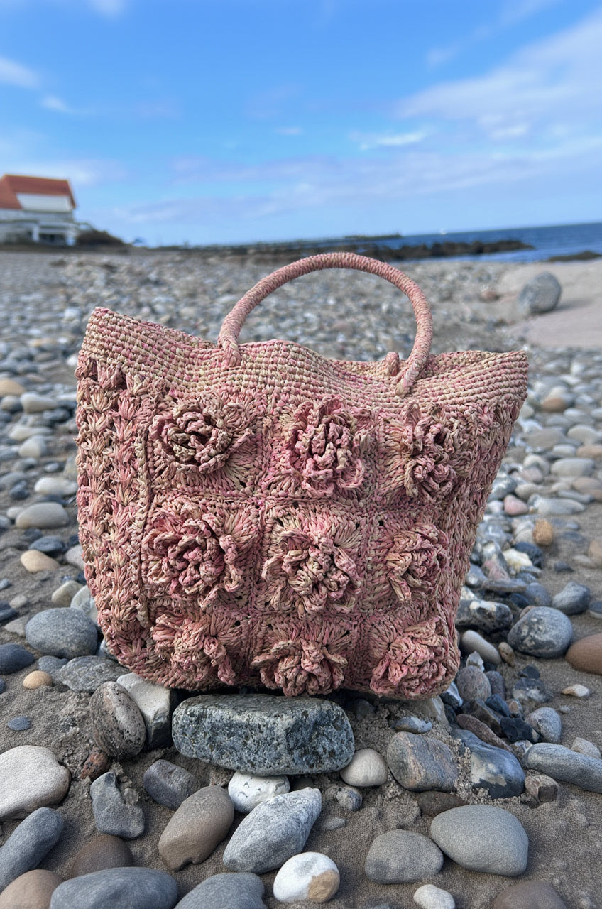 Handbag with flowers in pink and natural colors