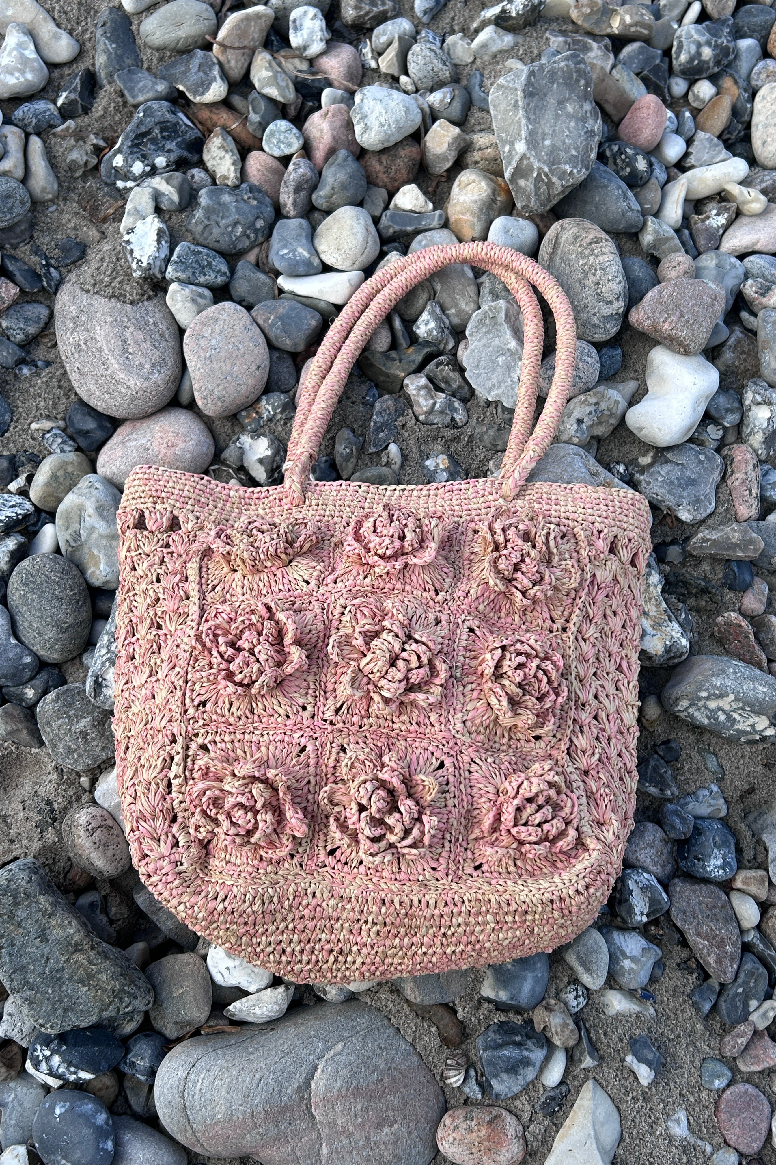 Handbag with flowers in pink and natural colors