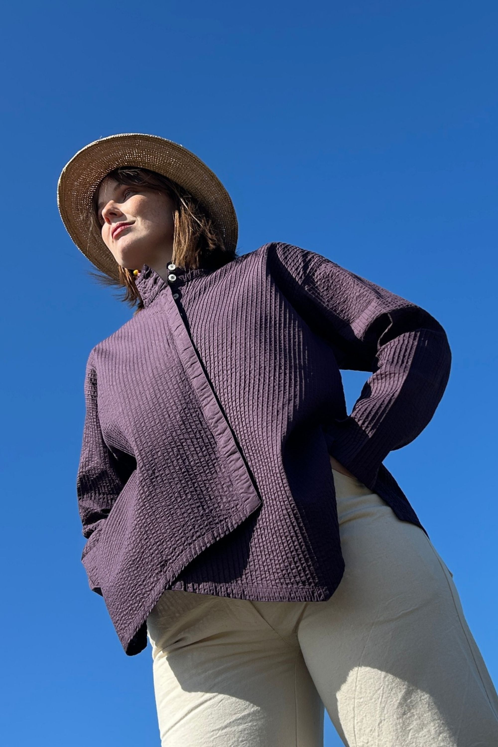 Flot aubergine farvet YaccoMaricard skjorte med asymmetrisk lukning
