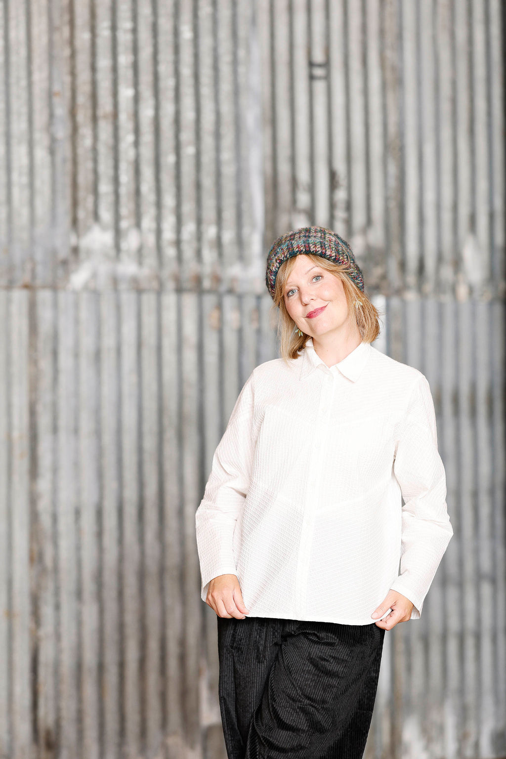 Feminin YaccoMaricard skjorte i farven porcelain white