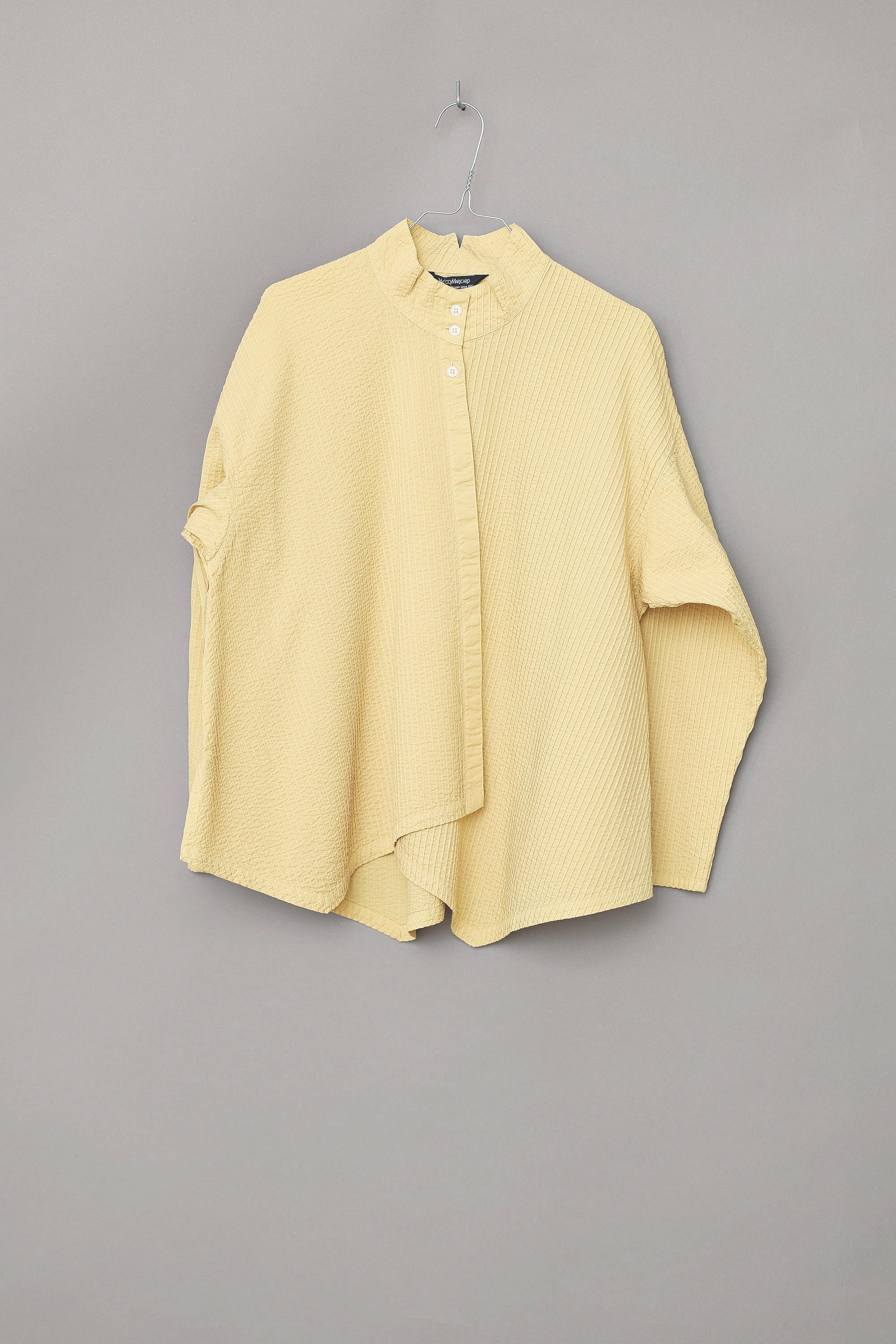 Lys gul YaccoMaricard skjorte med asymmetrisk lukning