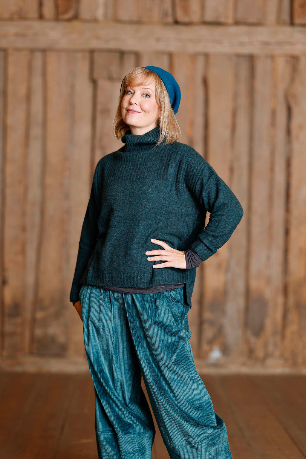 Emerald färgad, oversize, mjuk stickad tröja från Mansted