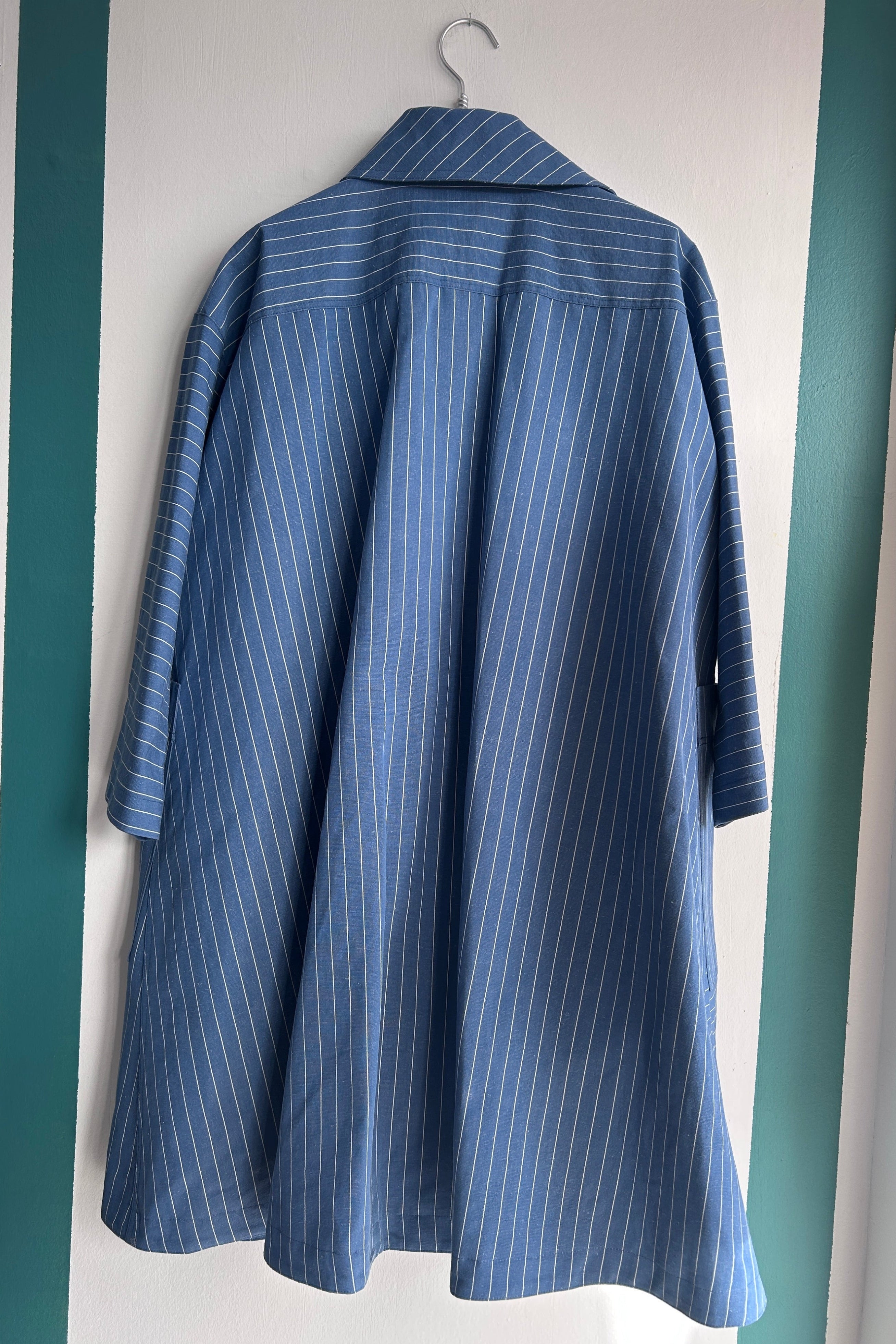 Cool, oversize forårsfrakke i blå hør/bomuldskvalitet