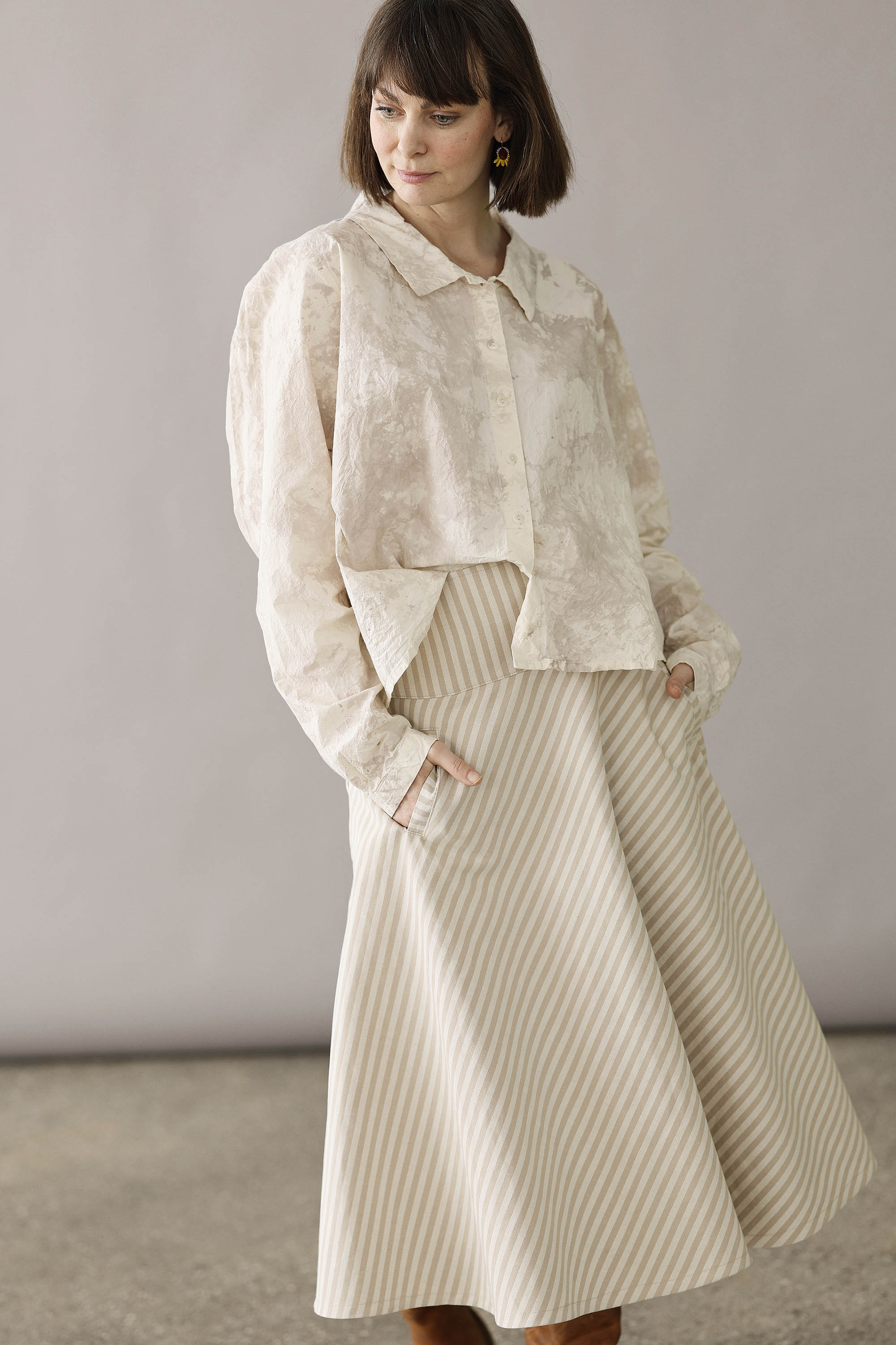 Stribet lys nederdel i hør/bomuldskvalitet