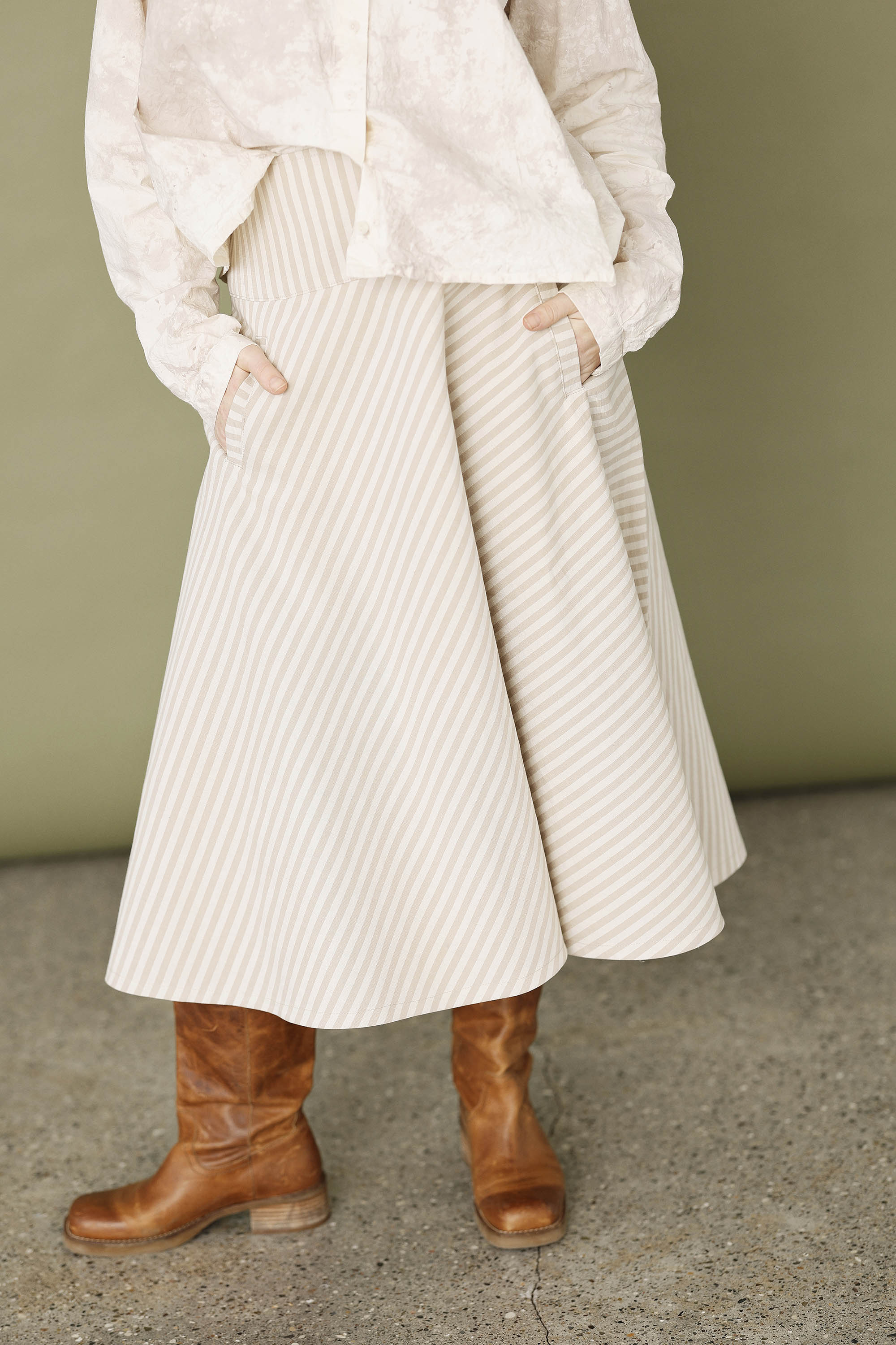 Stribet lys nederdel i hør/bomuldskvalitet