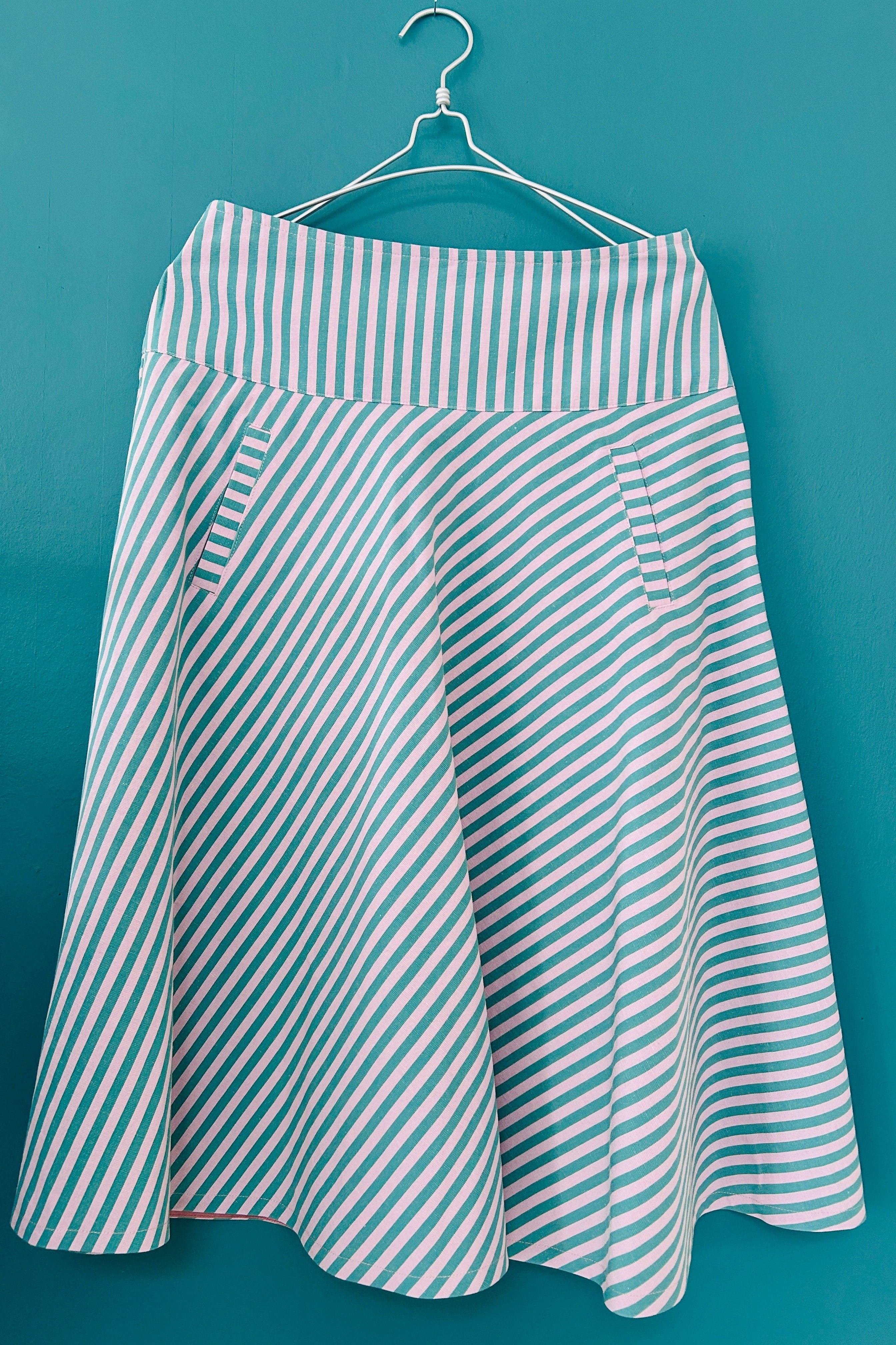 Stribet grøn/pink nederdel i hør/bomuldskvalitet