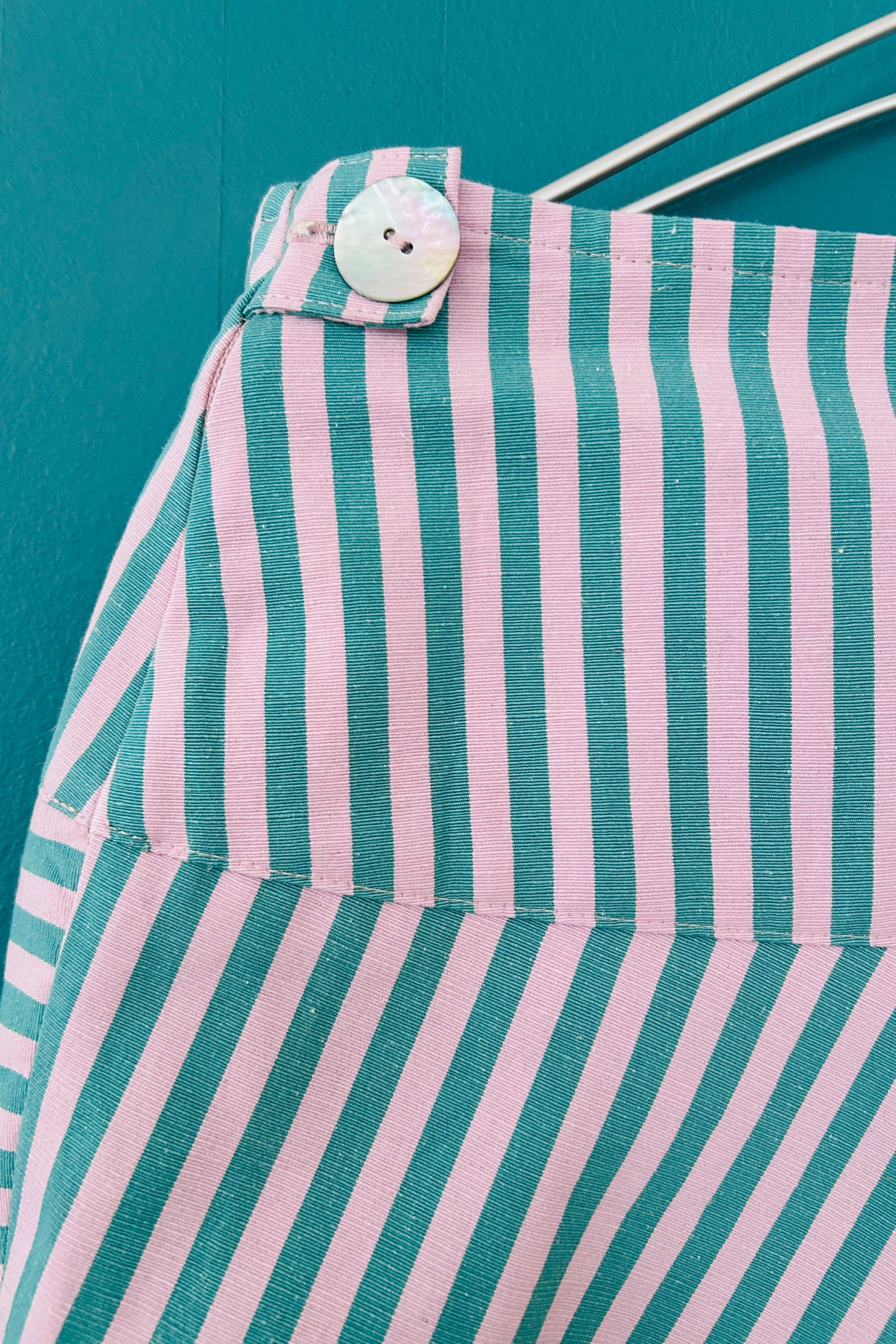 Stribet grøn/pink nederdel i hør/bomuldskvalitet